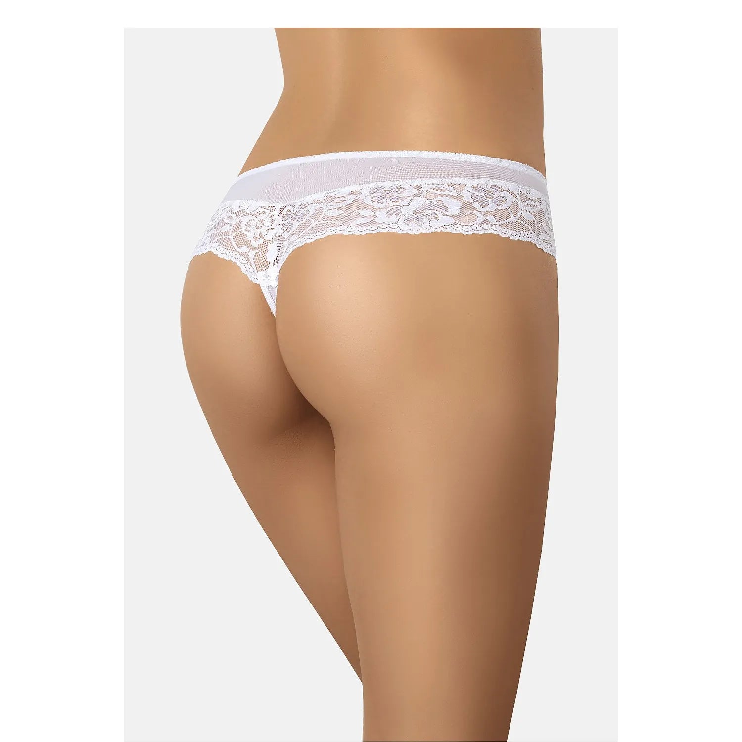Culotte brésilienne blanche en dentelle florale, sans élastique visible, mettant en valeur les courbes féminines.