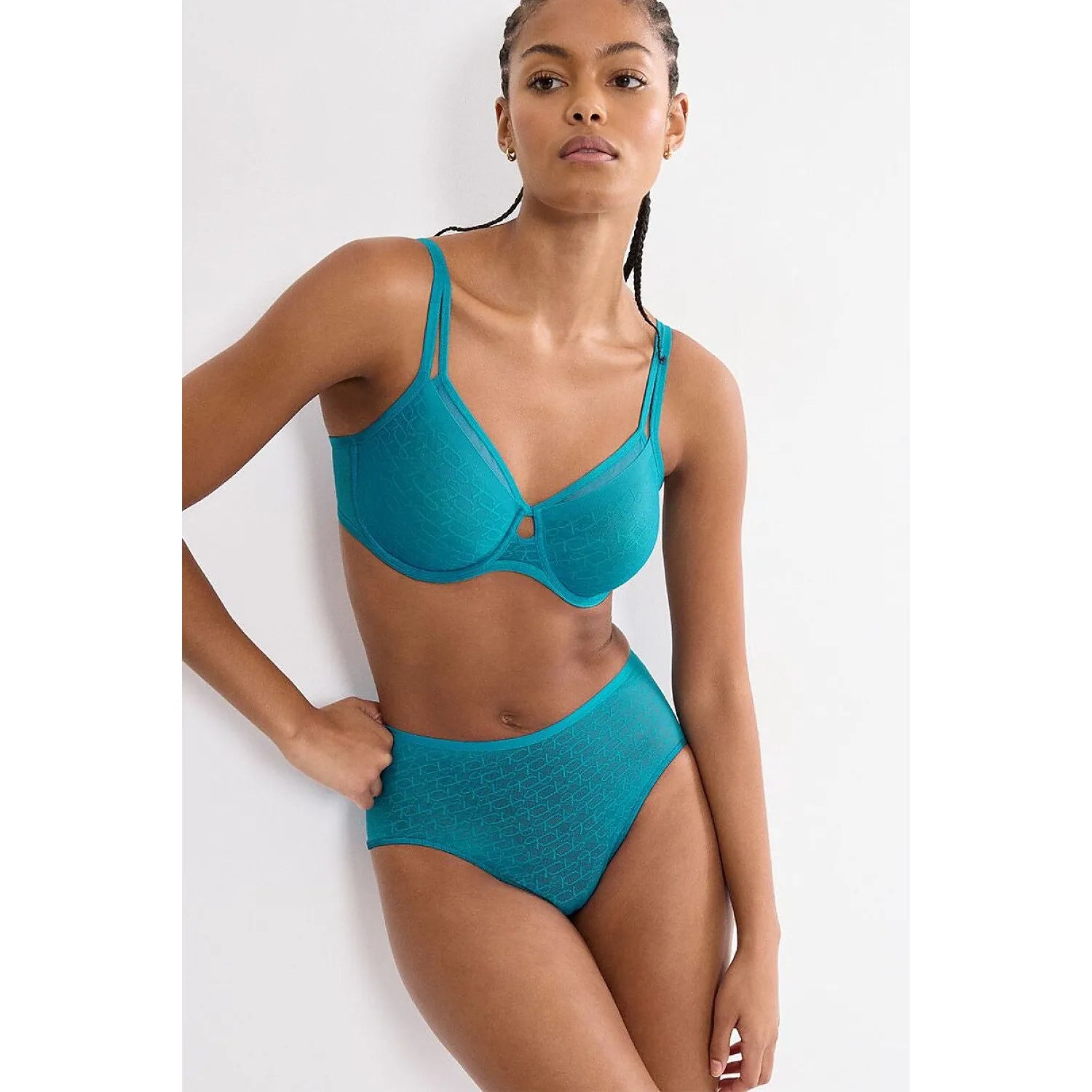 Culotte haute en dentelle bleue Triumph, coupe maxi, élégante et confortable, mettant en valeur la silhouette féminine.
