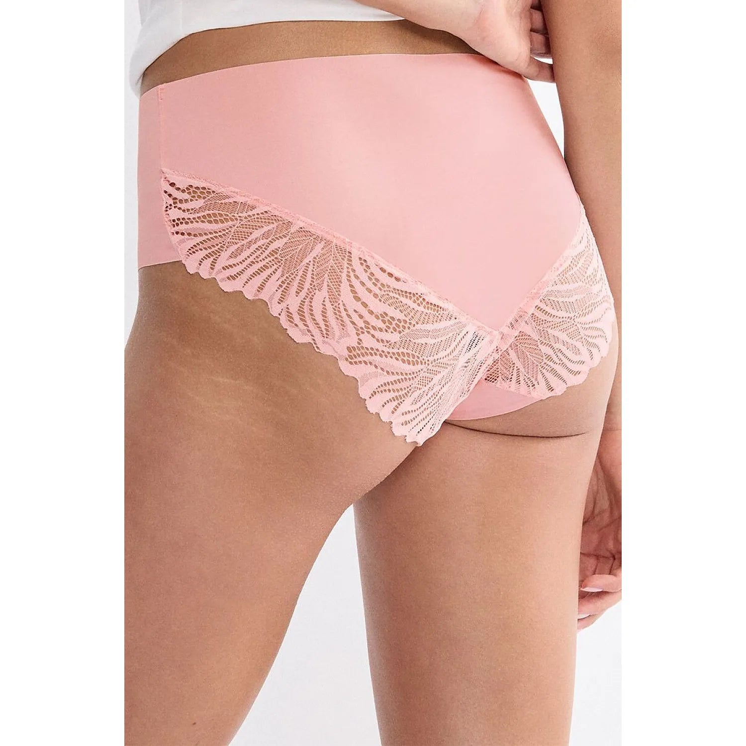 Culotte rose Triumph en microfibre douce, coupe maxi, finition sans couture, dentelle délicate sur les côtés.