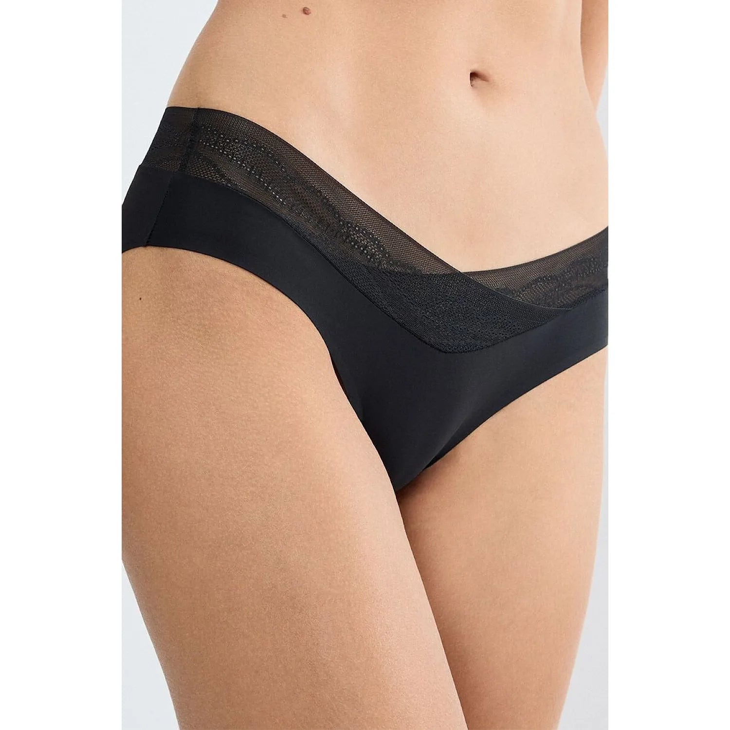 Culotte noire Triumph Breathe & Lift Smart Hipster en microfibre douce et dentelle recyclée, coupe hipster élégante.