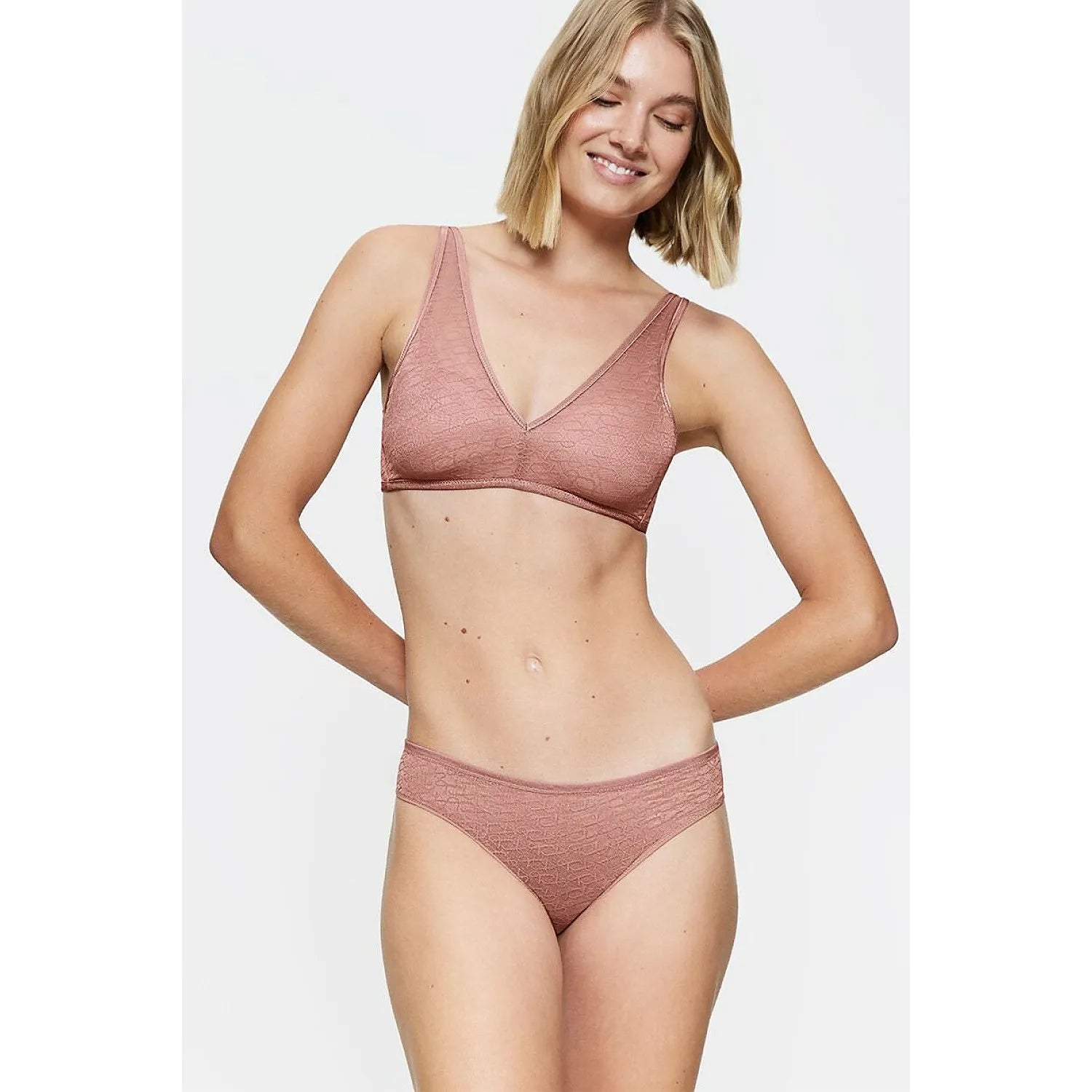 Culotte Triumph 229119 rose, semi-transparente, motif délicat, taille plate, bords sans couture, élégance et confort.