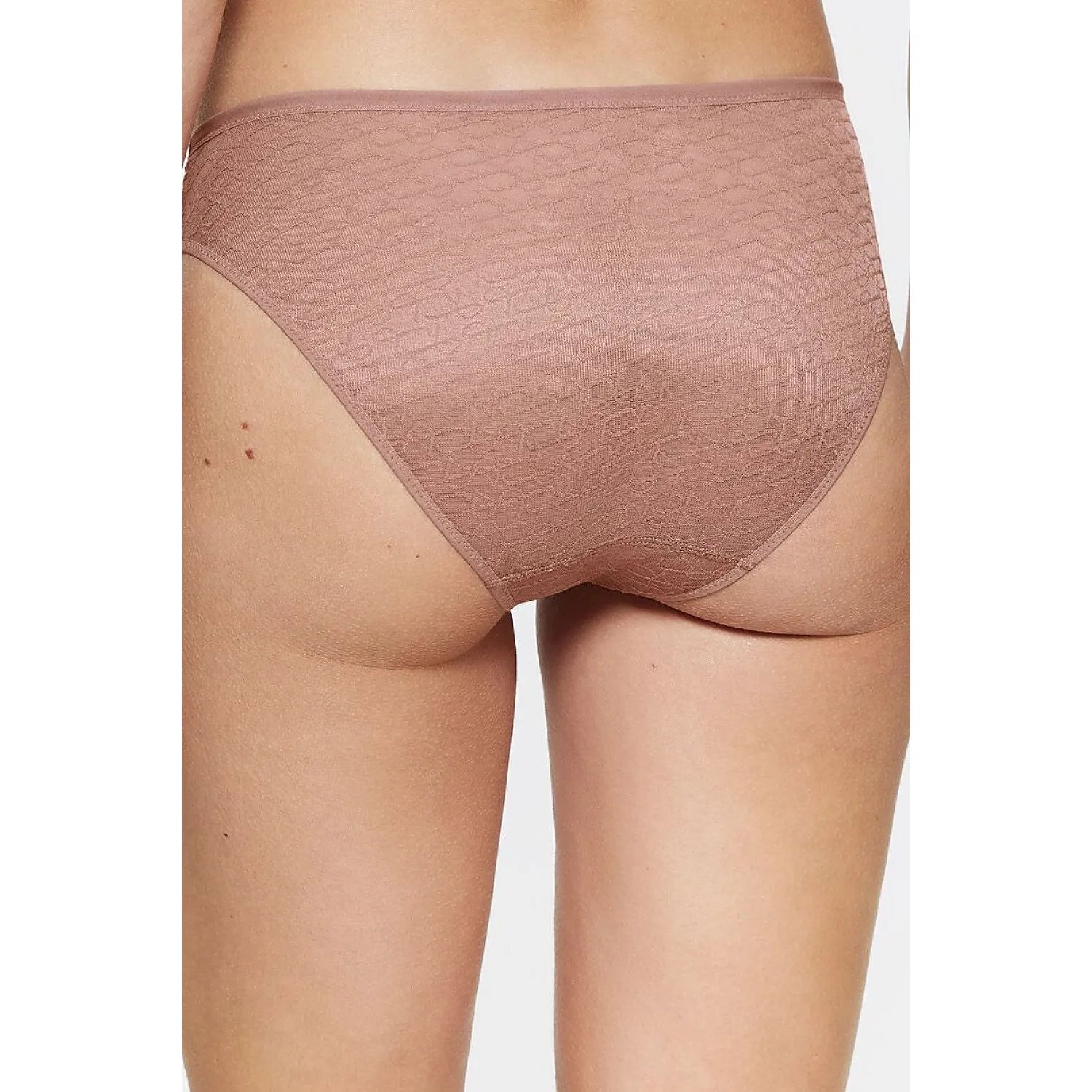 Culotte Triumph model 229119, couleur nude, motif délicat, tissu semi-transparent, coupe taille moyenne, élégante et confo...