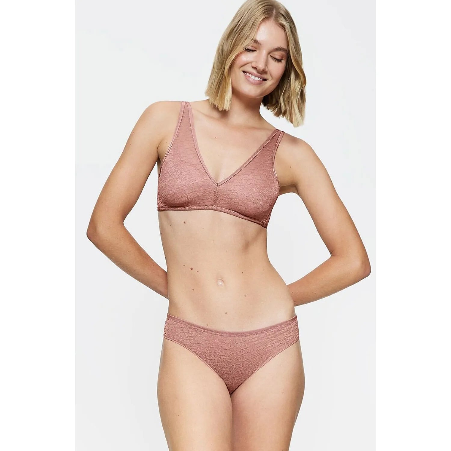 Culotte Triumph 229119, semi-transparente, motif délicat, confort quotidien, élégance subtile, taille plate.