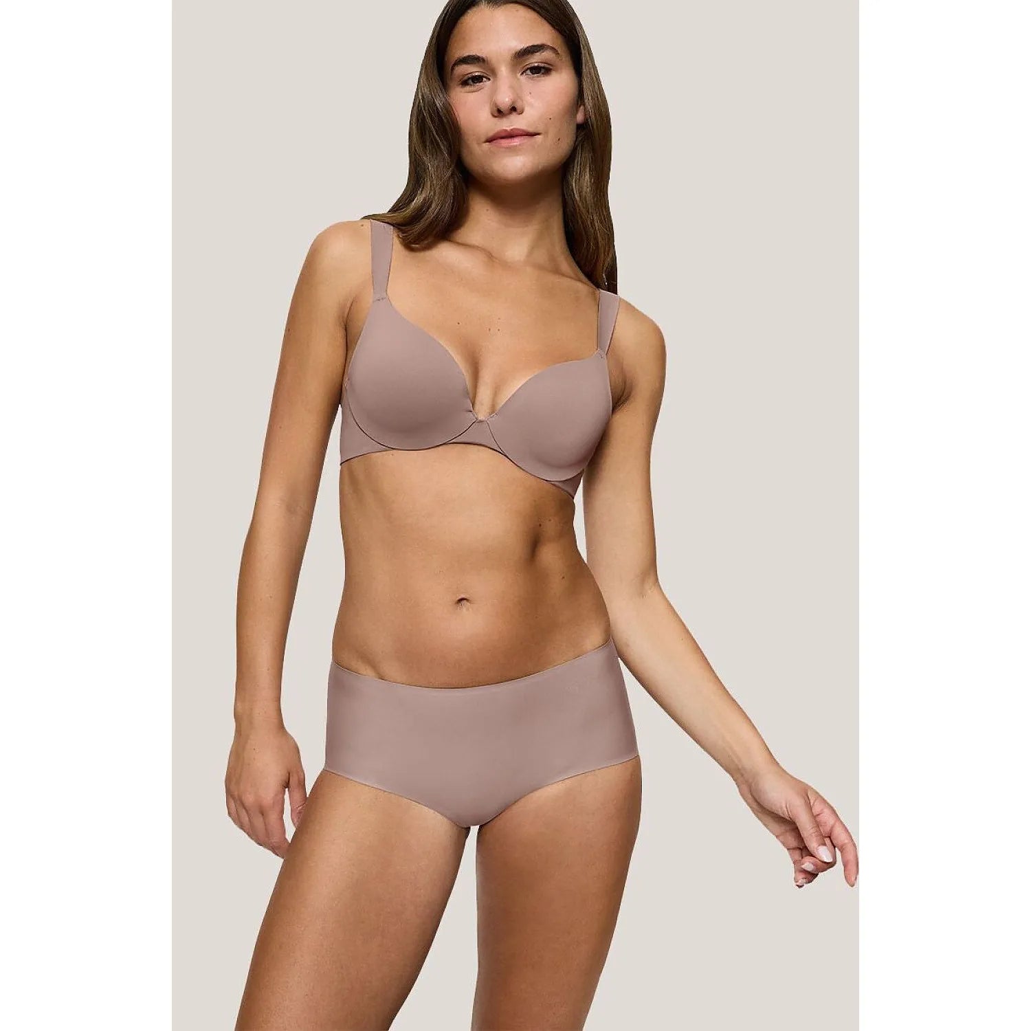 Culotte Triumph Body Make-Up Illusion beige, sans couture, tissu doux et élastique, confort invisible sous vêtements.