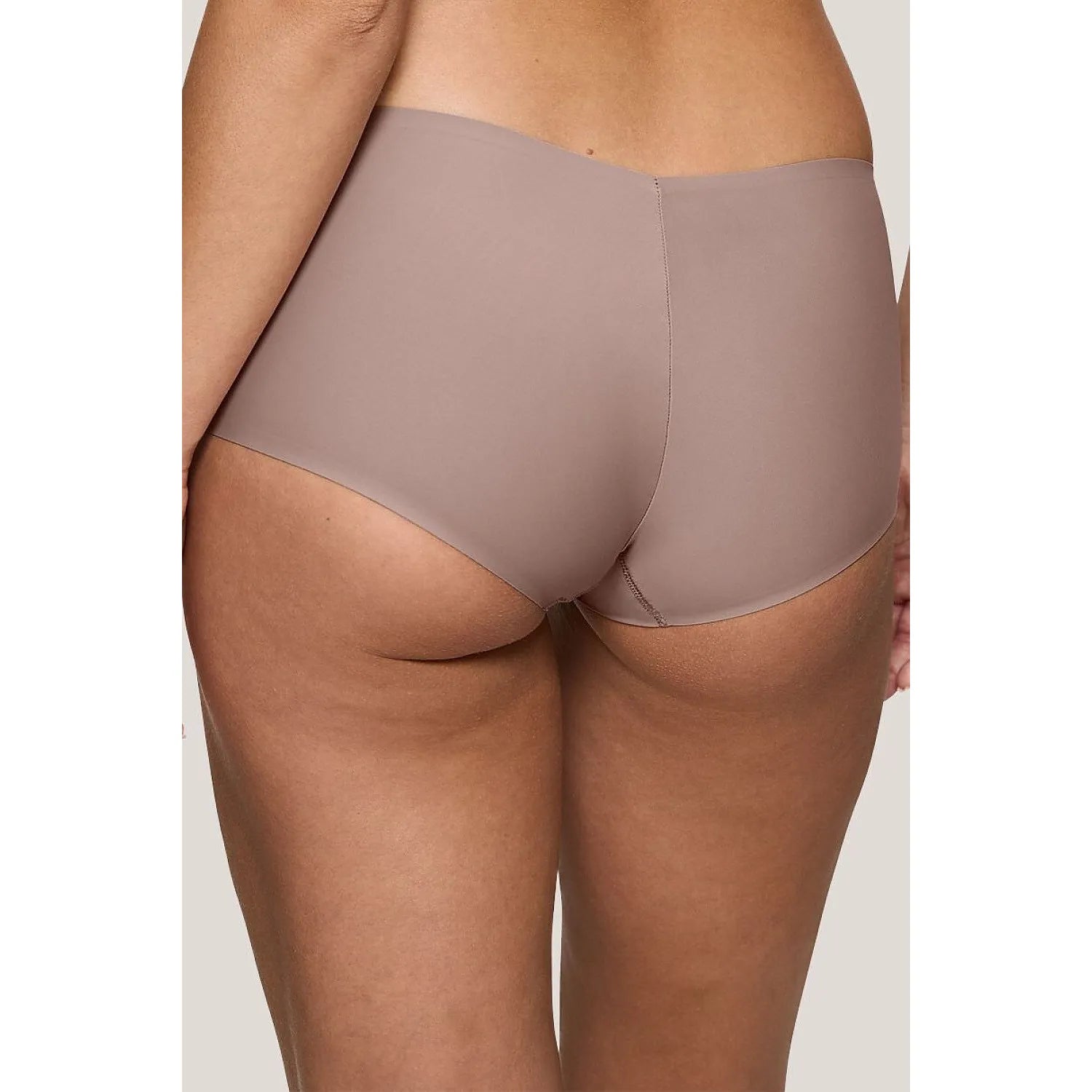 Culotte Triumph beige sans couture, ajustée, tissu doux et élastique, invisible sous vêtements, confort optimal.