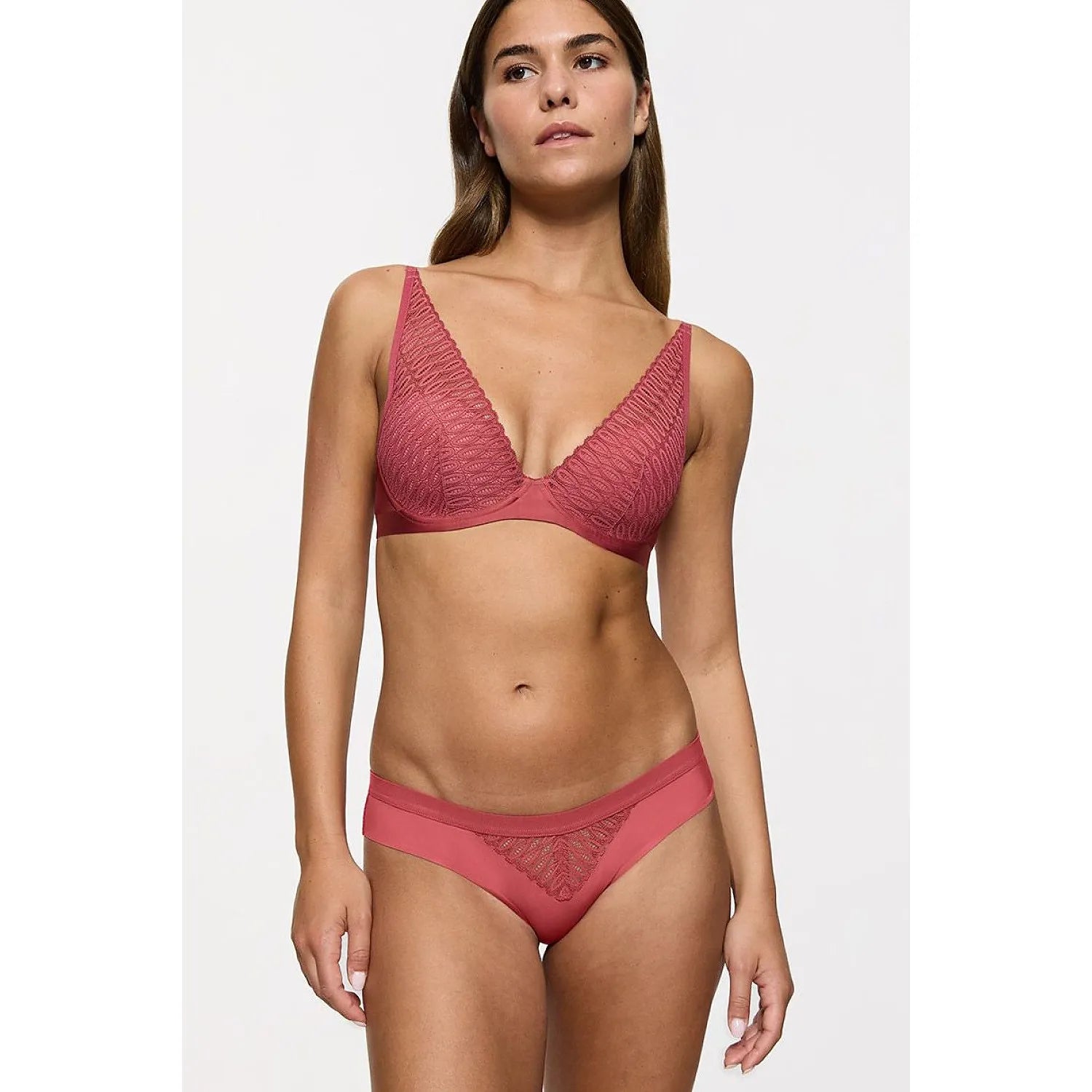 Culotte brésilienne rose en microfibre douce avec dentelle et inserts semi-transparents, coupe élégante et sensuelle.