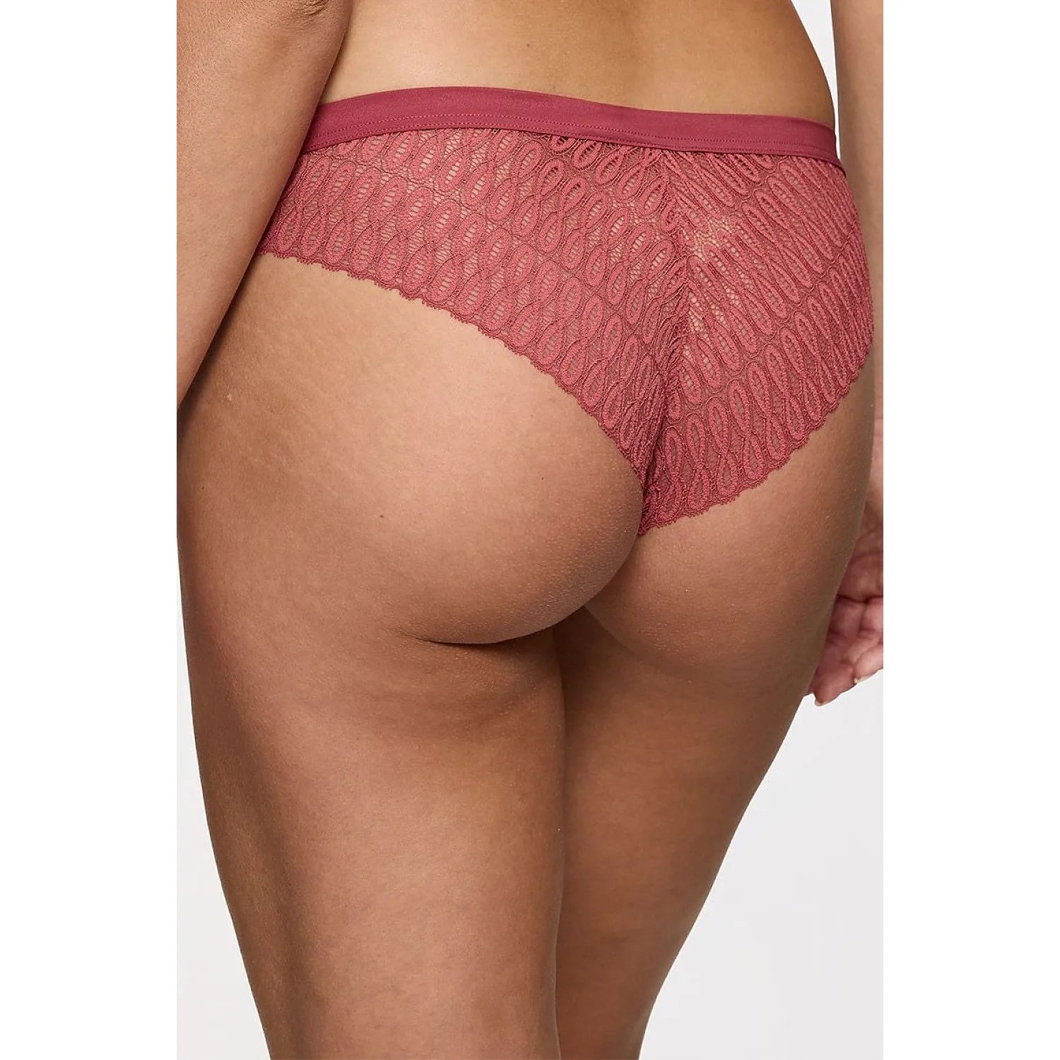 Culotte brésilienne Triumph rouge dentelle, microfibre douce, coupe élégante et sensuelle, détails semi-transparents raffi...
