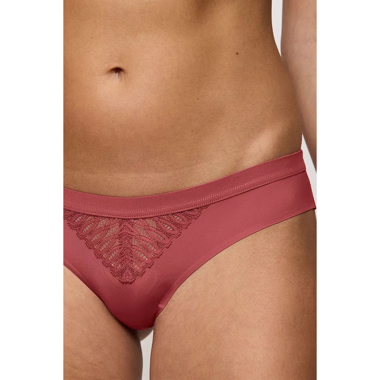 Culotte brésilienne rouge Triumph avec dentelle et inserts semi-transparents, microfibre douce, coupe élégante et sensuelle.