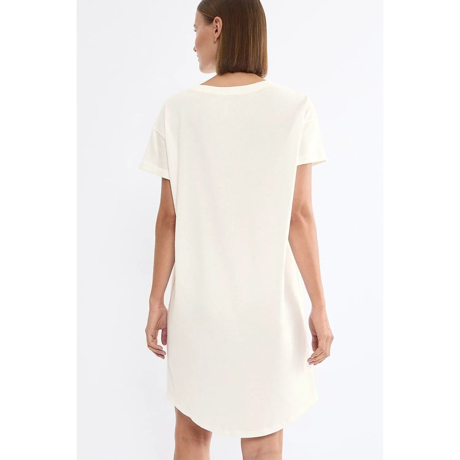 Chemise de nuit blanche Triumph, manches courtes, coupe ample, tissu doux et respirant, élégance et confort nocturne.