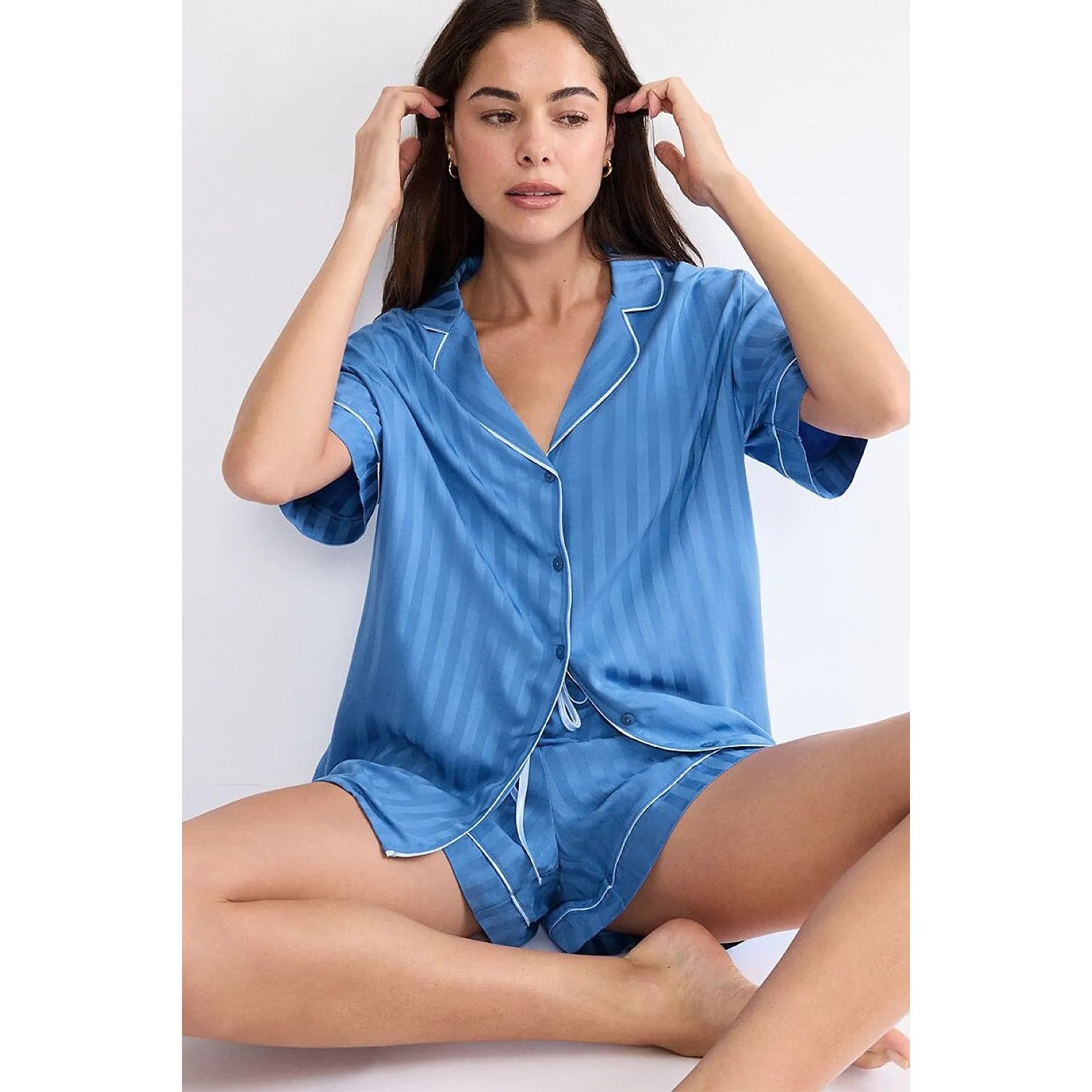 Chemise bleue en jacquard rayé, manches courtes, boutons, style Amourette Jacquard, élégance et confort luxueux.
