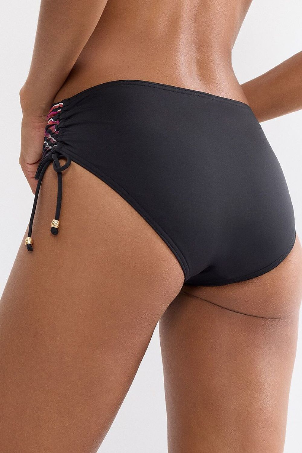 Culotte de bain noire Triumph avec côtés réglables et détails métalliques, coupe moyenne pour confort et élégance.