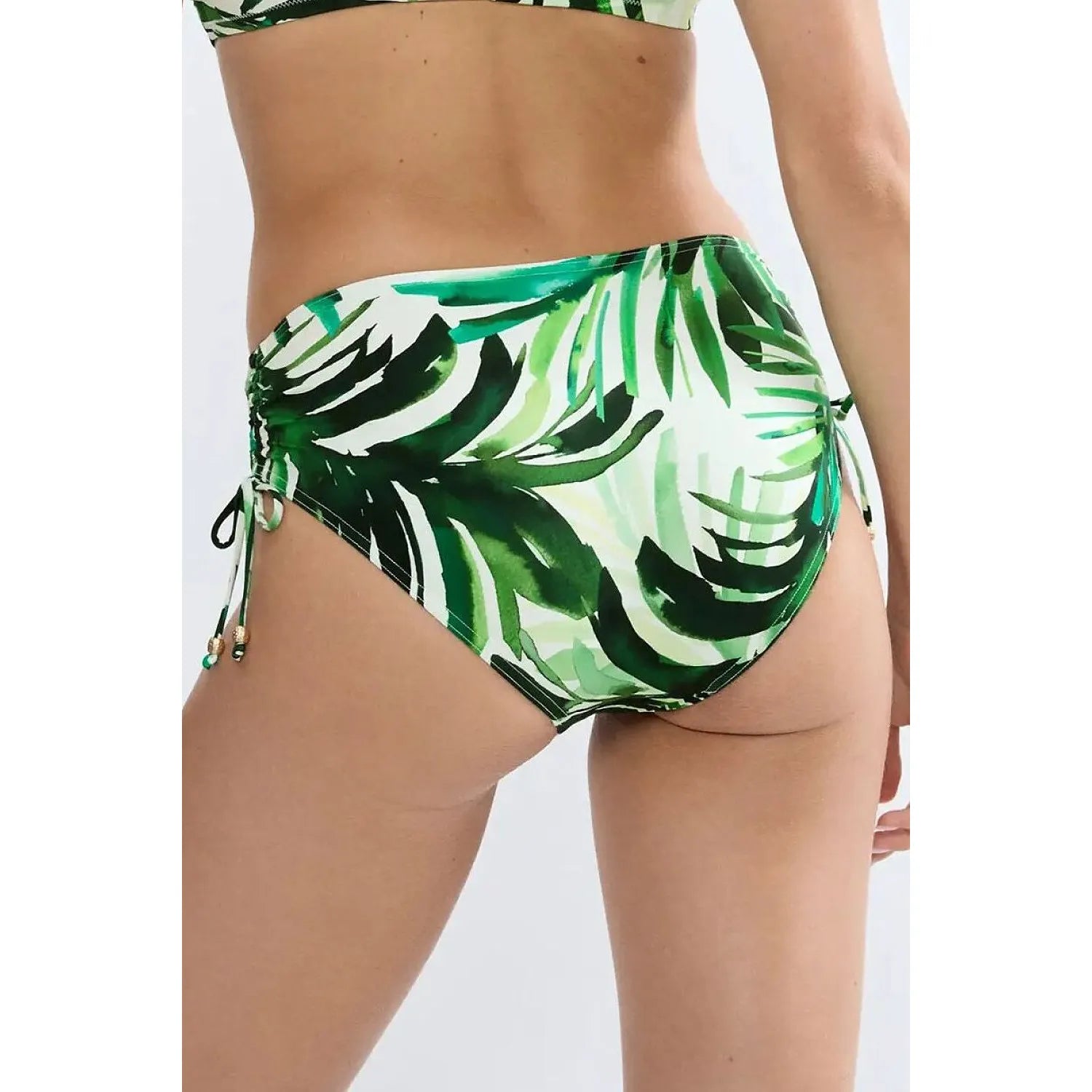 Culotte bikini verte à motif feuilles, détails métalliques, côtés réglables, coupe taille moyenne pour confort et style.