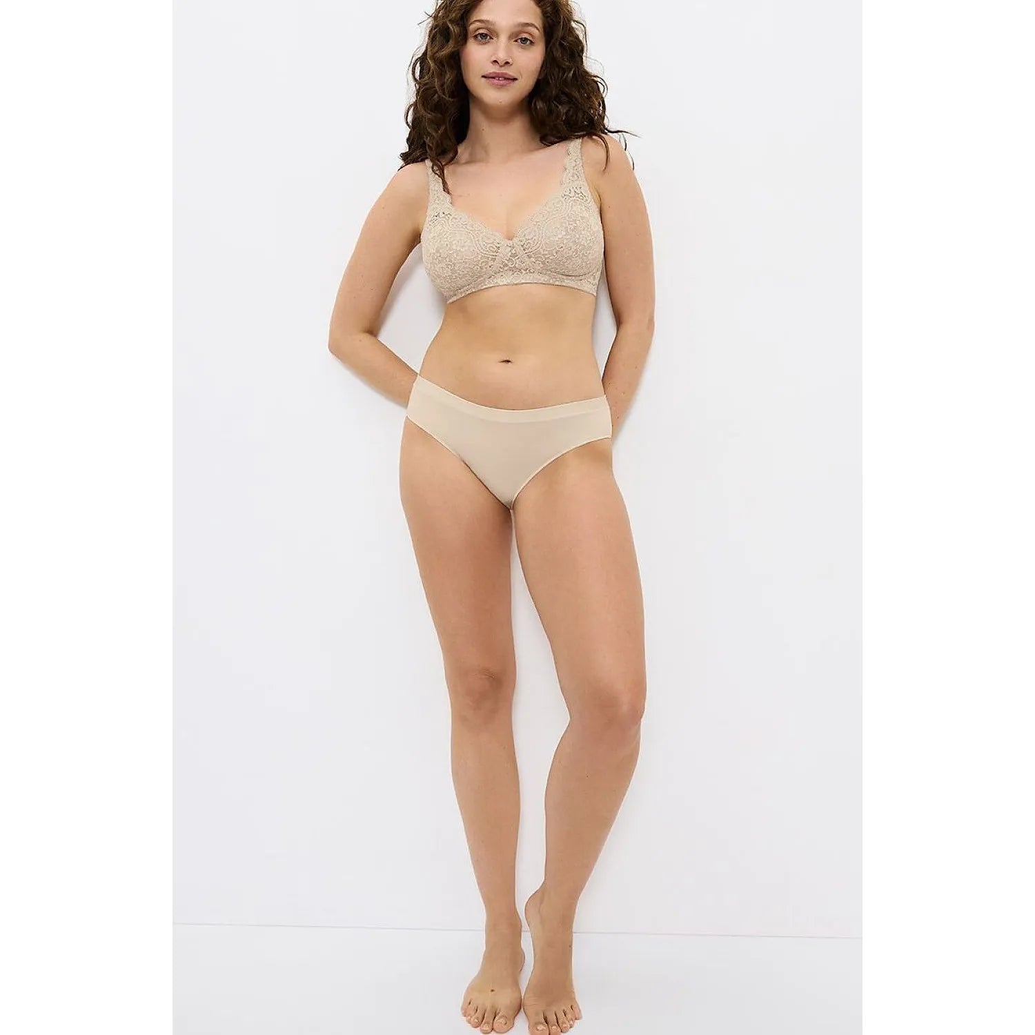 Culotte beige Triumph Sense of Modal, taille haute, sans couture, en modal doux, offrant confort et invisibilité sous vête...