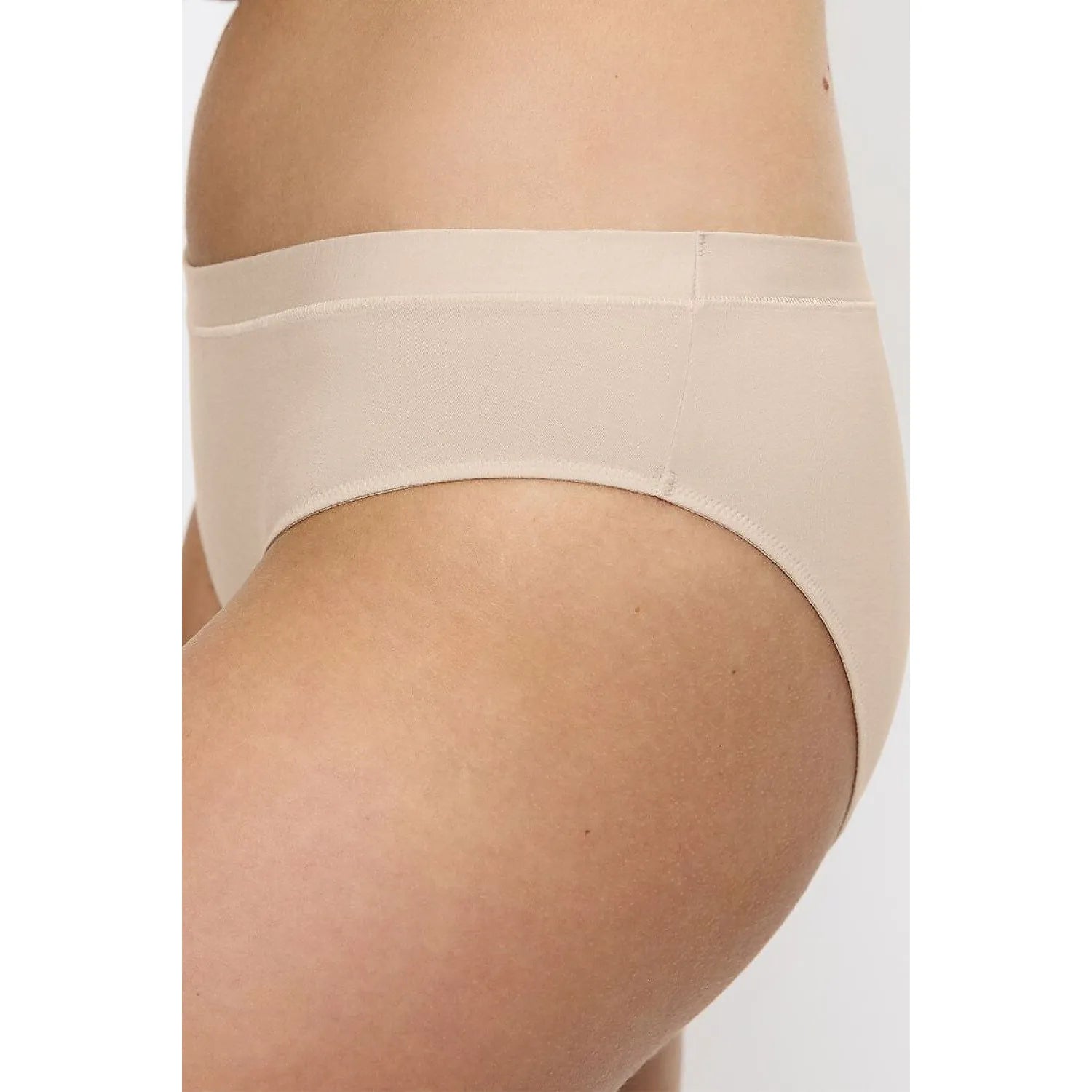 Culotte beige Triumph Sense of Modal, taille haute, sans couture, tissu doux et léger, invisible sous les vêtements.