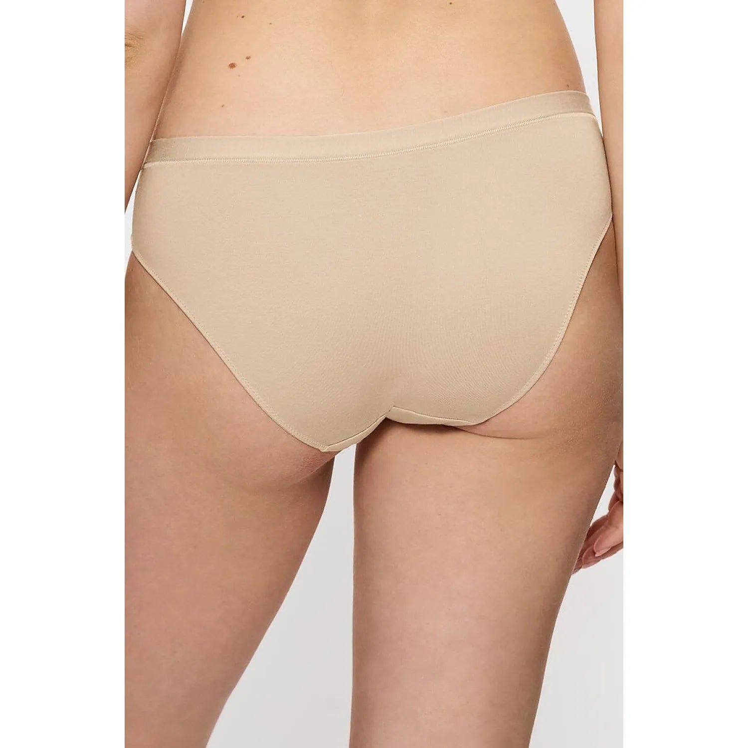 Culotte beige Triumph Sense of Modal, sans couture, tissu doux en modal, confort invisible sous vêtements ajustés.