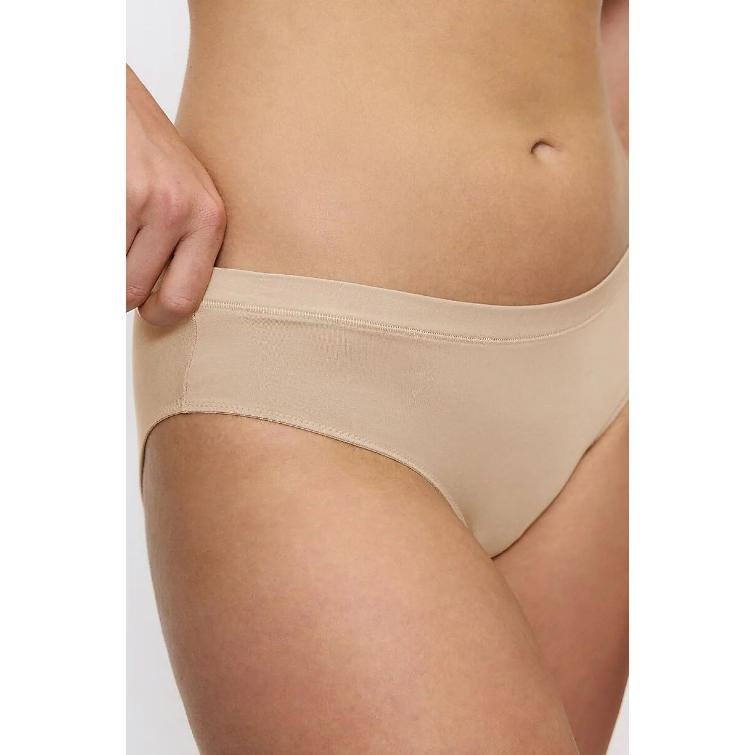 Culotte beige Triumph Sense of Modal, sans couture, douce et légère, offrant confort et invisibilité sous les vêtements.
