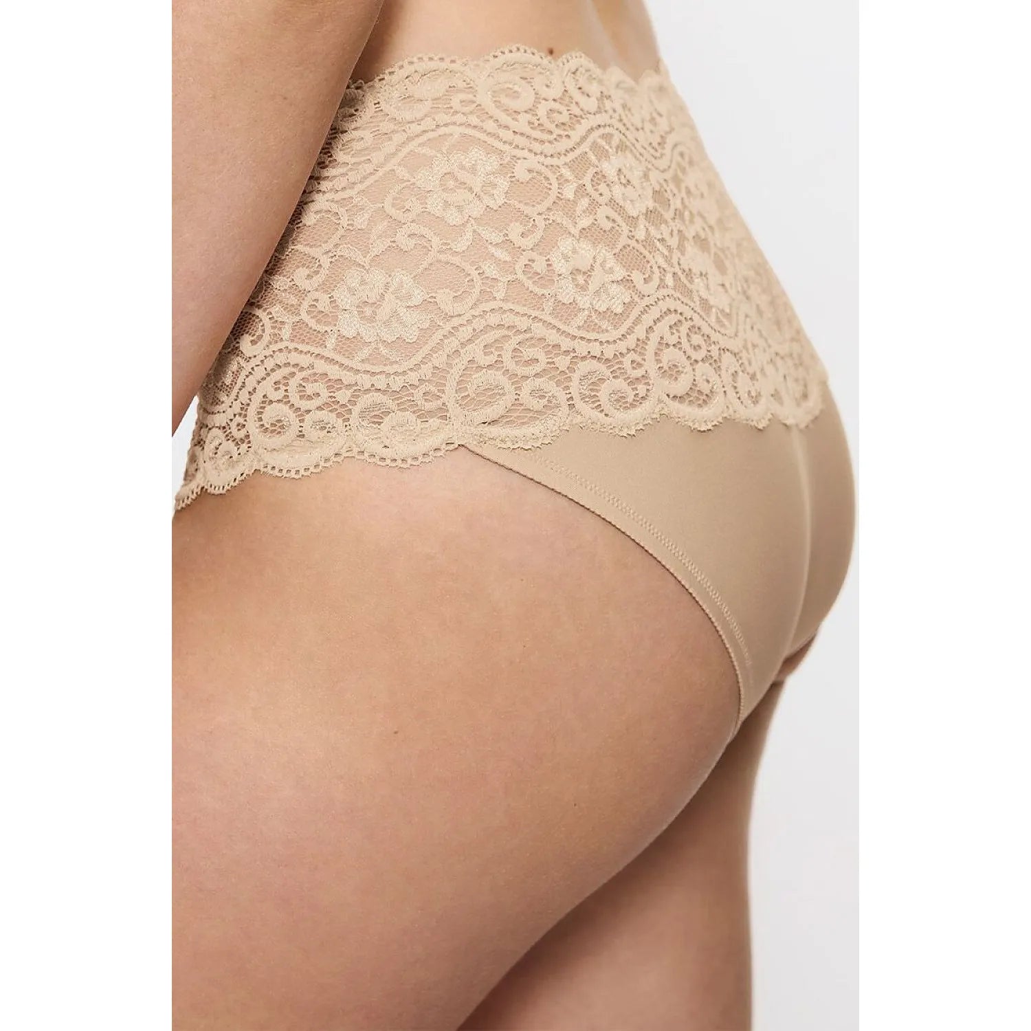 Culotte maxi beige Triumph Amourette avec dentelle florale, taille haute, microfibre douce, ajustement parfait.
