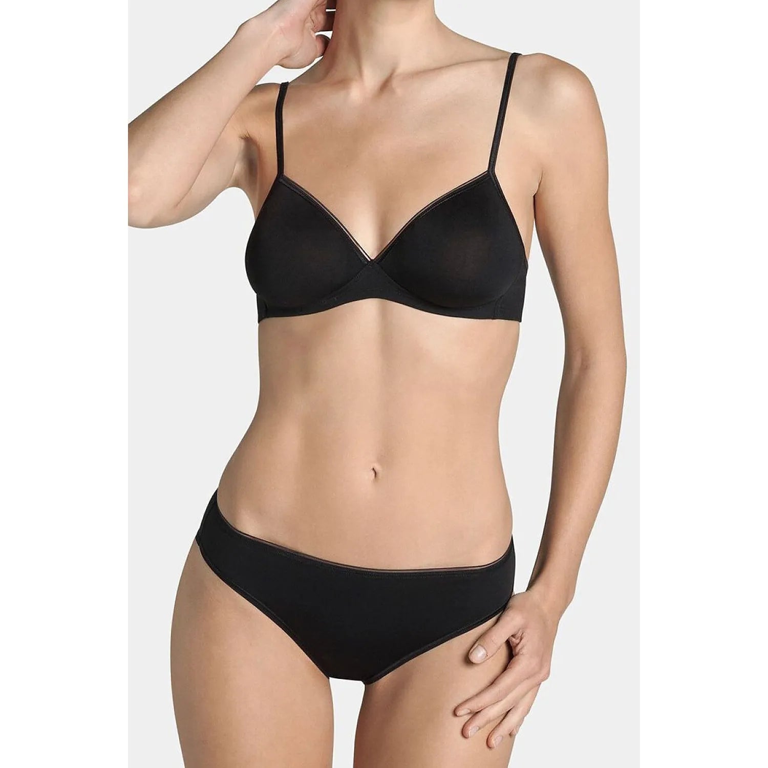 Culotte tai Sloggi Feel Sensational noire en microcoton respirant, coupe élégante et confortable pour femme moderne.