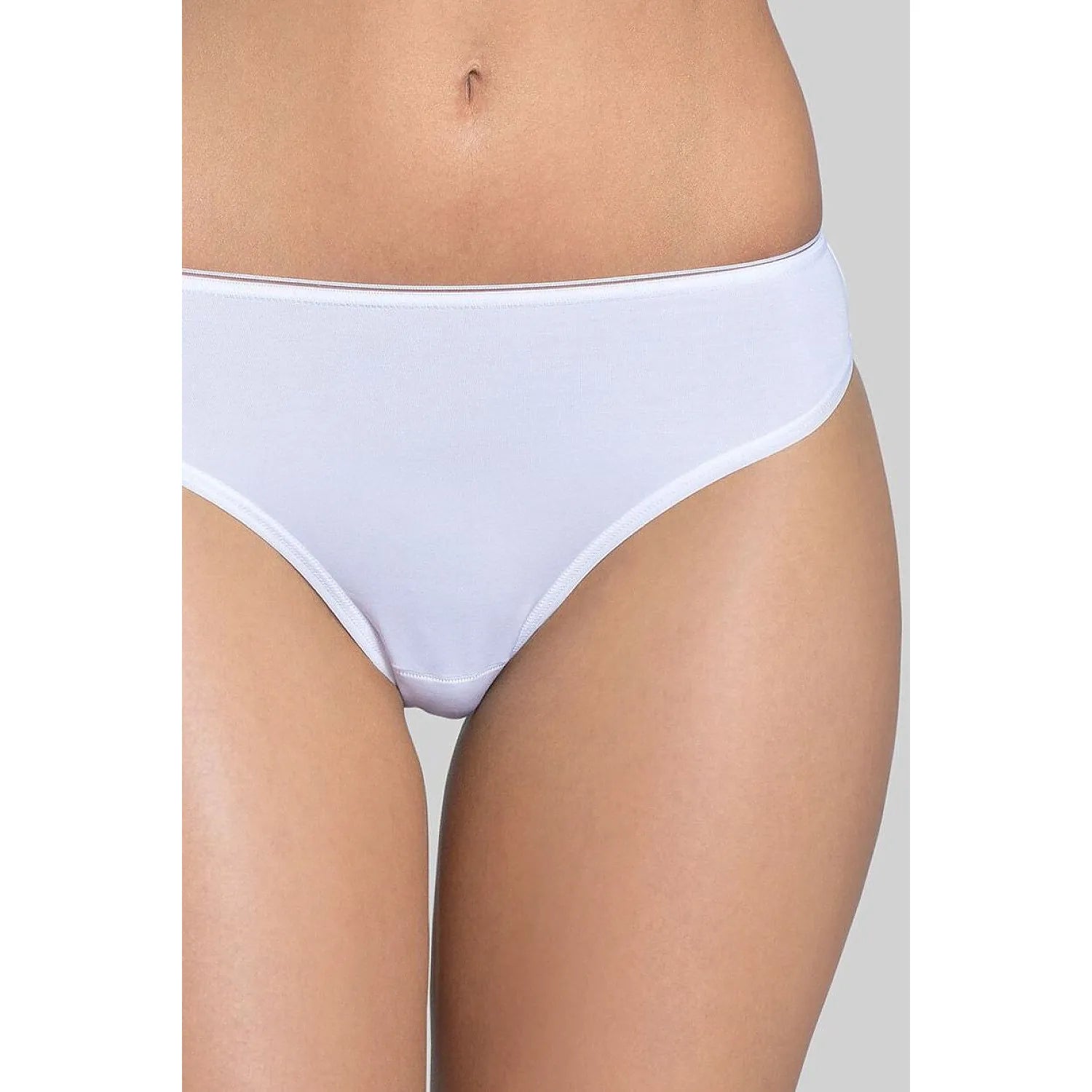 Culotte Sloggi blanche microcoton respirant, coupe tai élégante, confort et légèreté, met en valeur la silhouette féminine.
