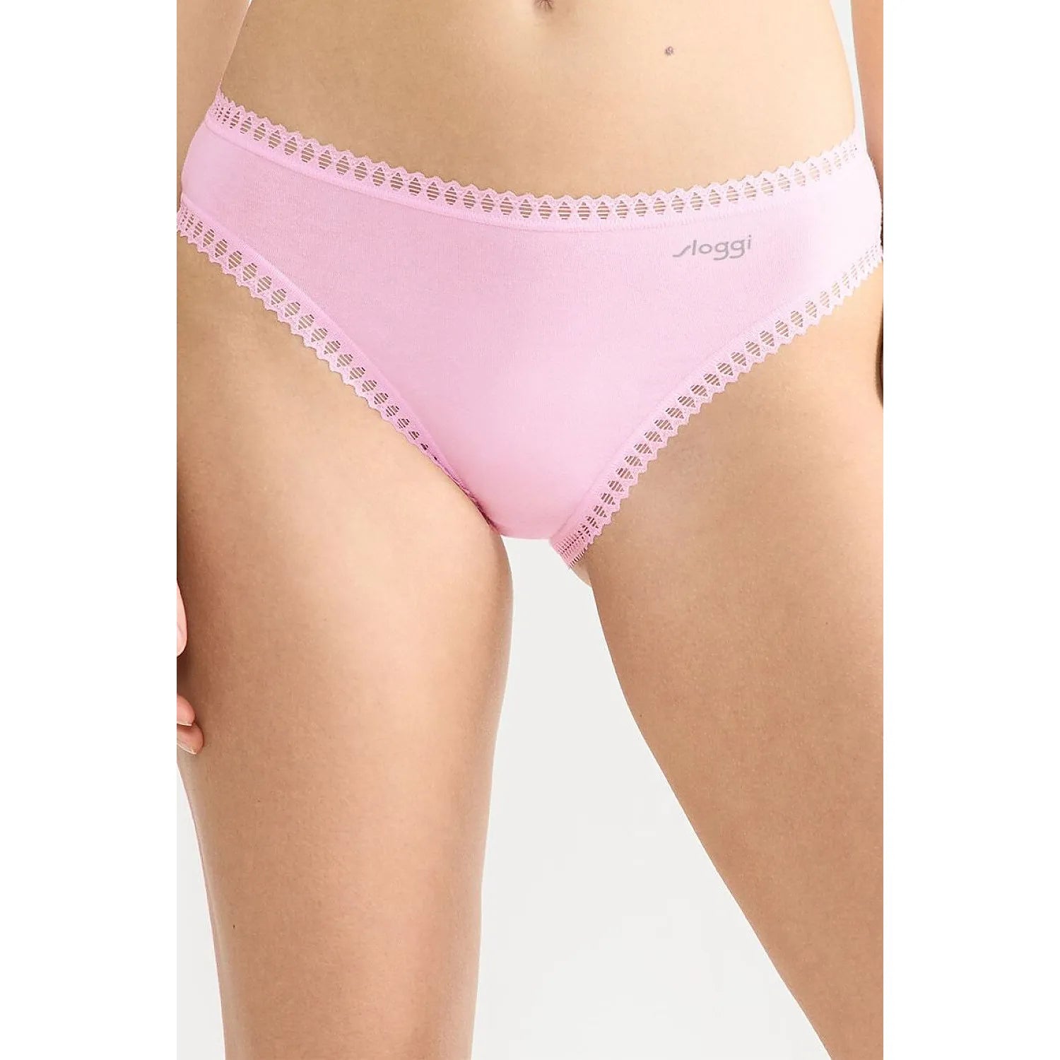 Culotte rose en coton bio, coupe high leg, dentelle fine, confort et élégance, lingerie féminine respectueuse de la peau.