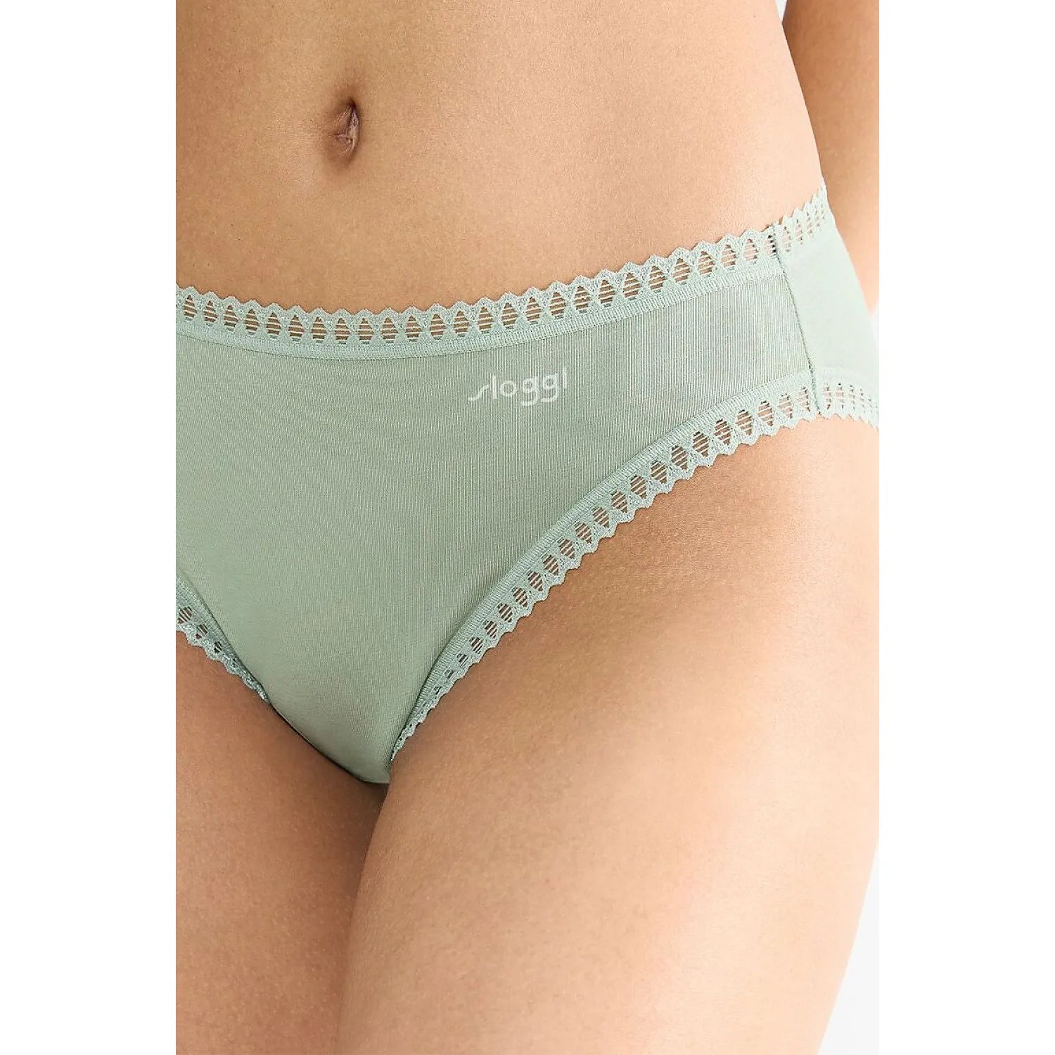 Culotte verte en coton bio Sloggi avec dentelle romantique, taille haute, offrant confort et élégance pour femmes.
