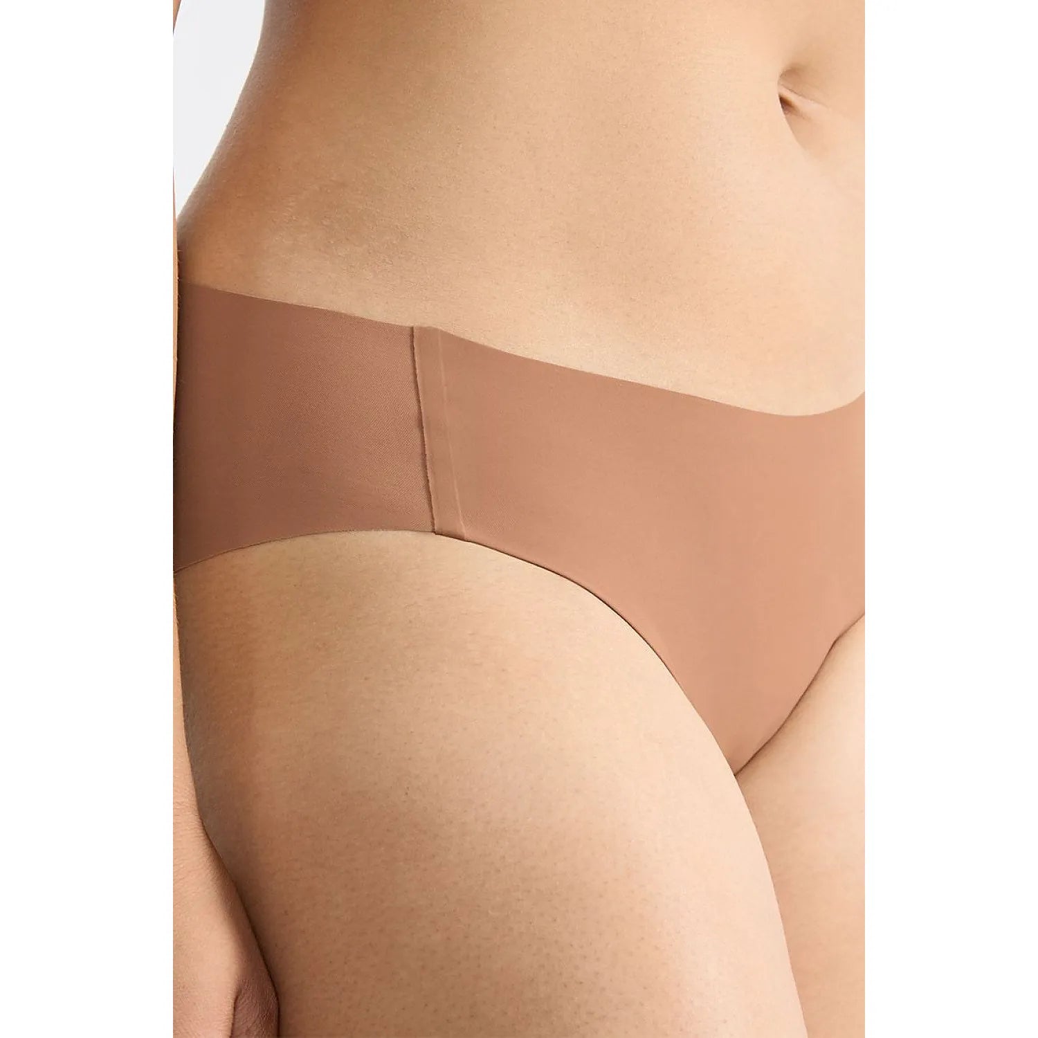 Culotte invisible Sloggi beige, sans couture, en polyamide recyclé, offrant confort et discrétion sous les vêtements.