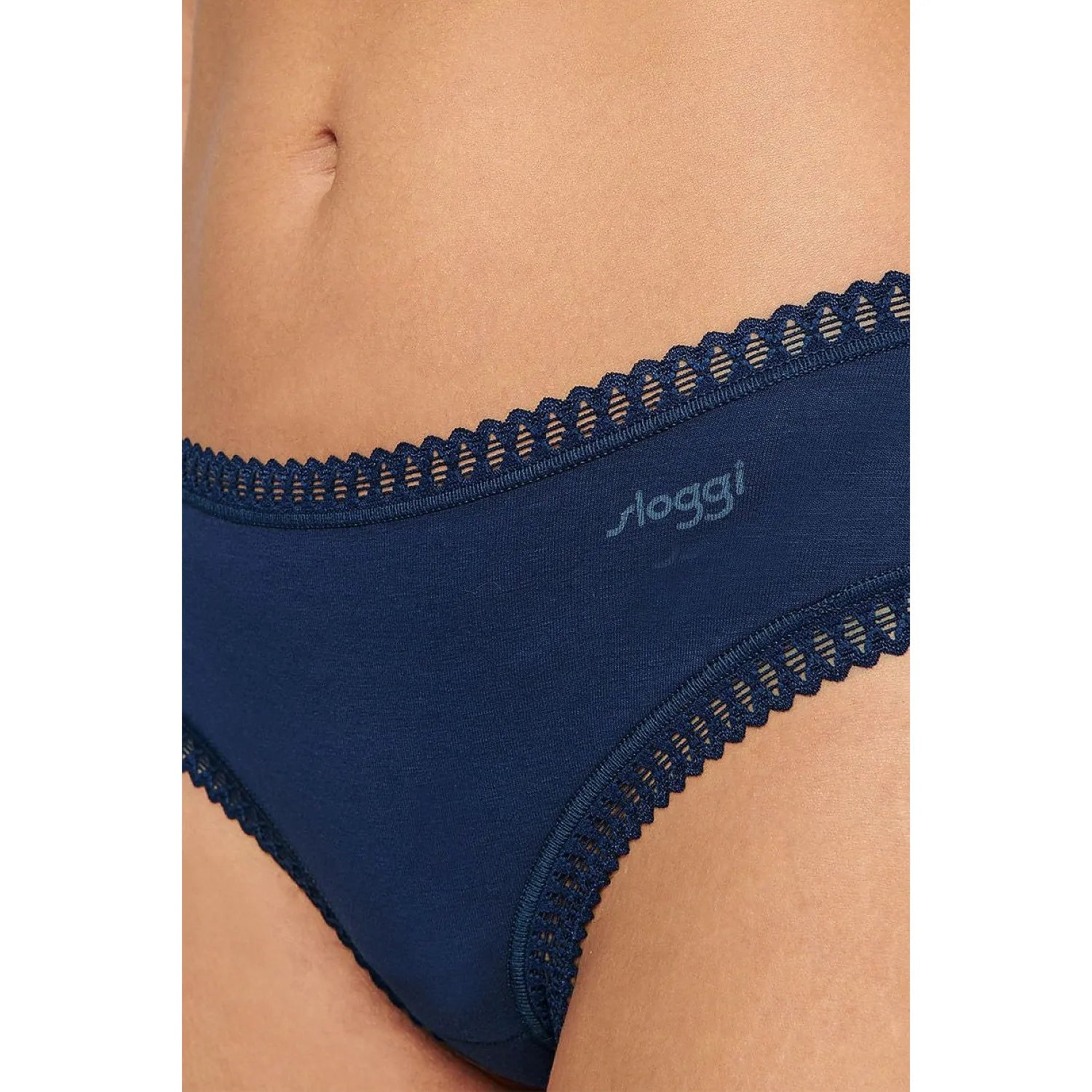 Culotte hipster bleu marine en coton bio GOTS avec dentelle féminine, confort et style moderne.