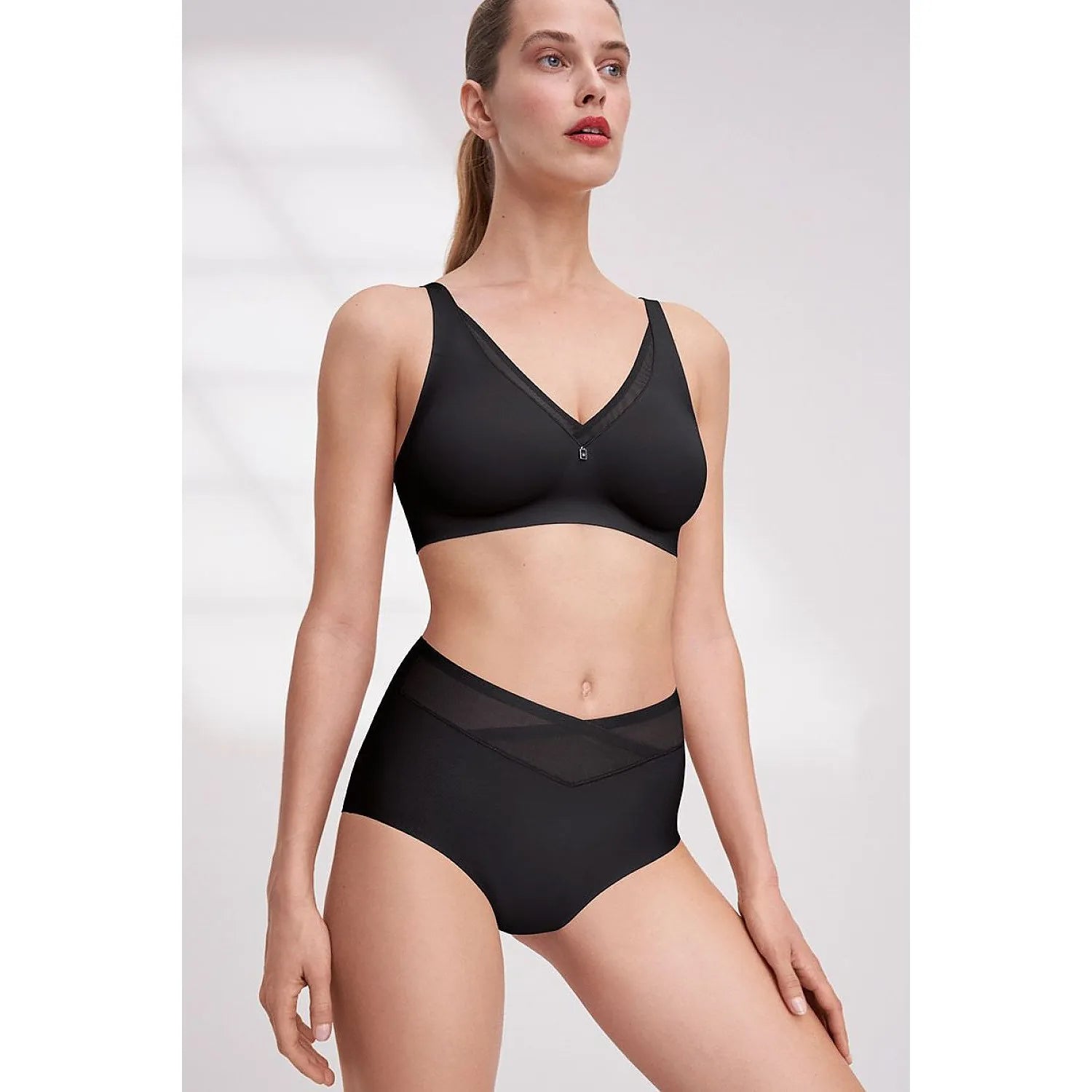 Culottes sculptantes noires Triumph True Shape Sensation, taille haute, invisibles sous vêtements, silhouette affinée.
