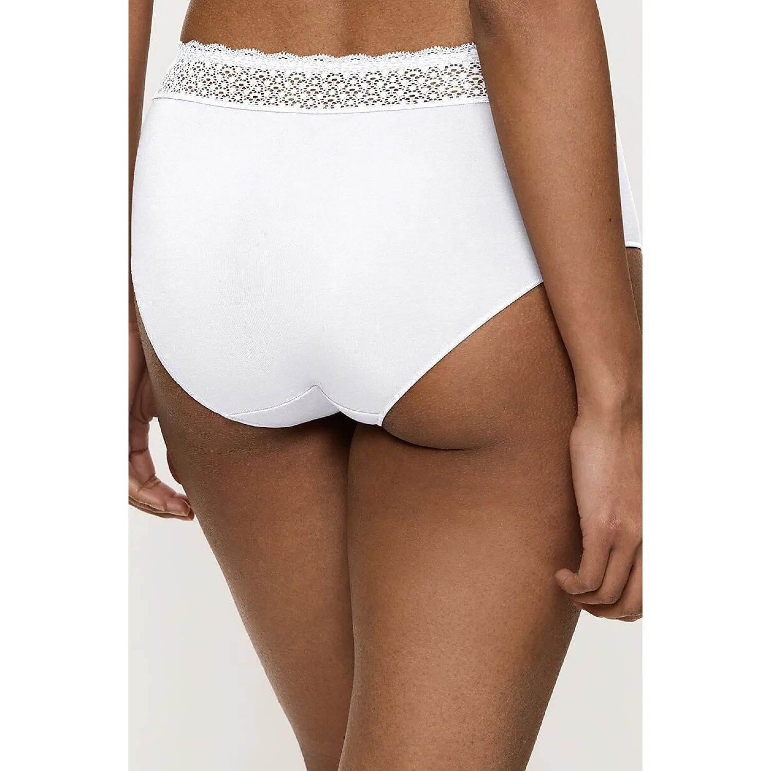 Culotte blanche Triumph en dentelle recyclée, coupe invisible et soyeuse, confort optimal et respirabilité sous vêtements.
