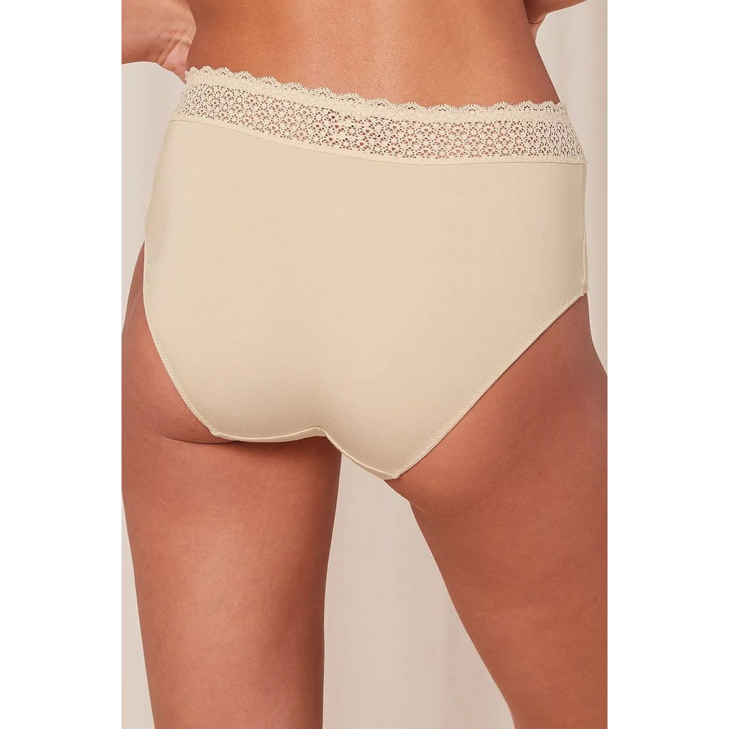 Culotte invisible beige en dentelle recyclée, soyeuse et confortable, vue arrière, idéale sous vêtements ajustés.