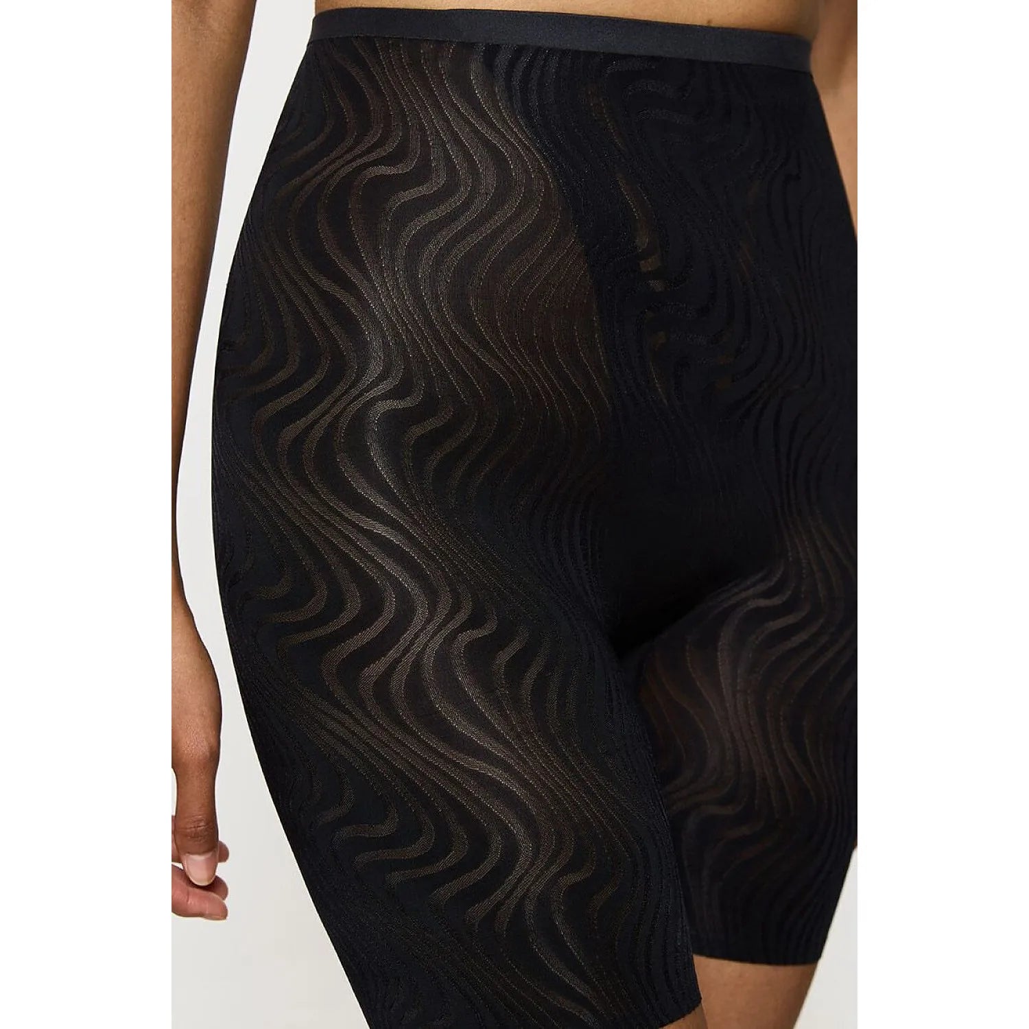 Culottes modelantes noires Triumph, design ondulé, invisibles sous vêtements, confort et contrôle ventre pour silhouette a...