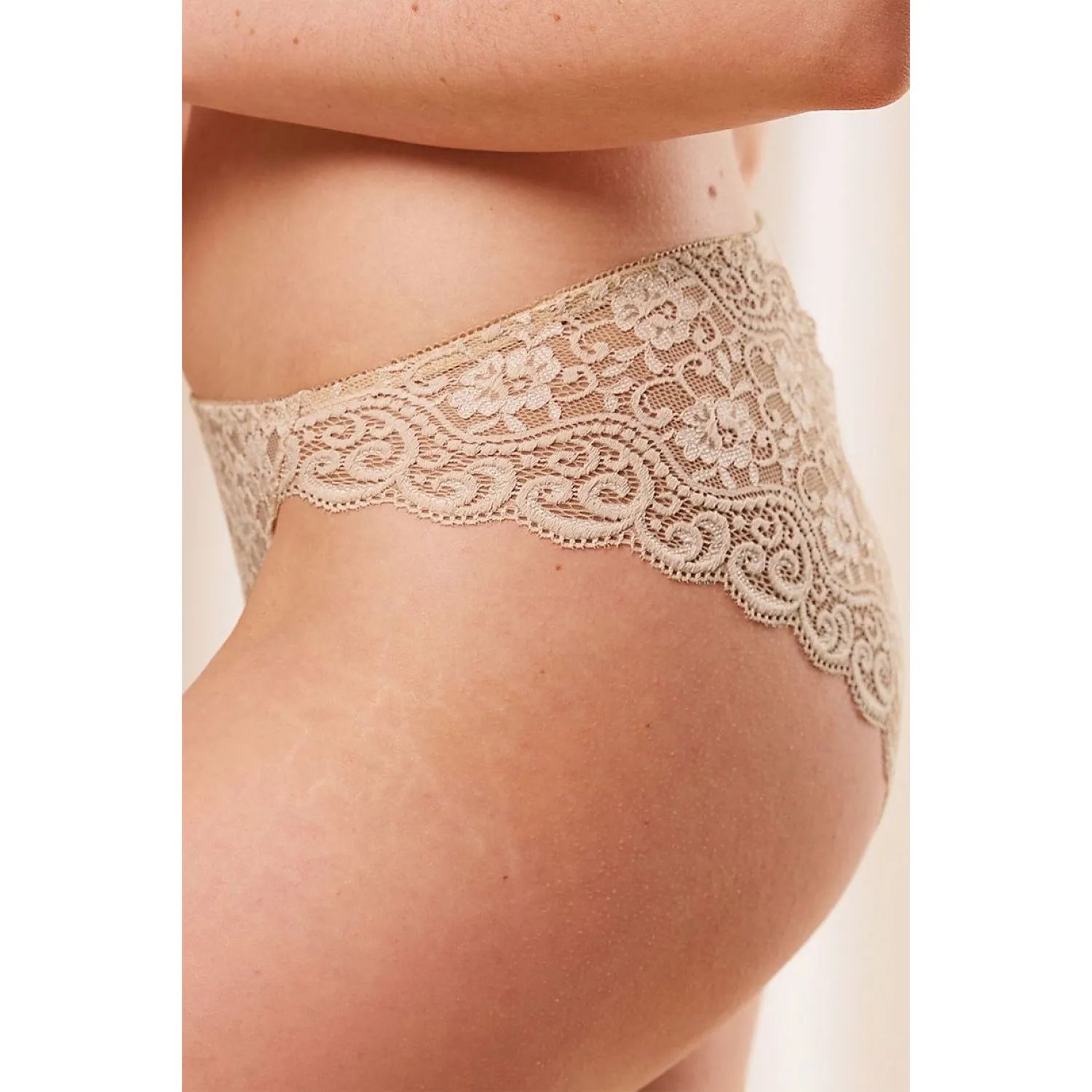 Culotte femme beige en dentelle microfibre, coupe haute élégante Amourette Triumph, affine la silhouette.