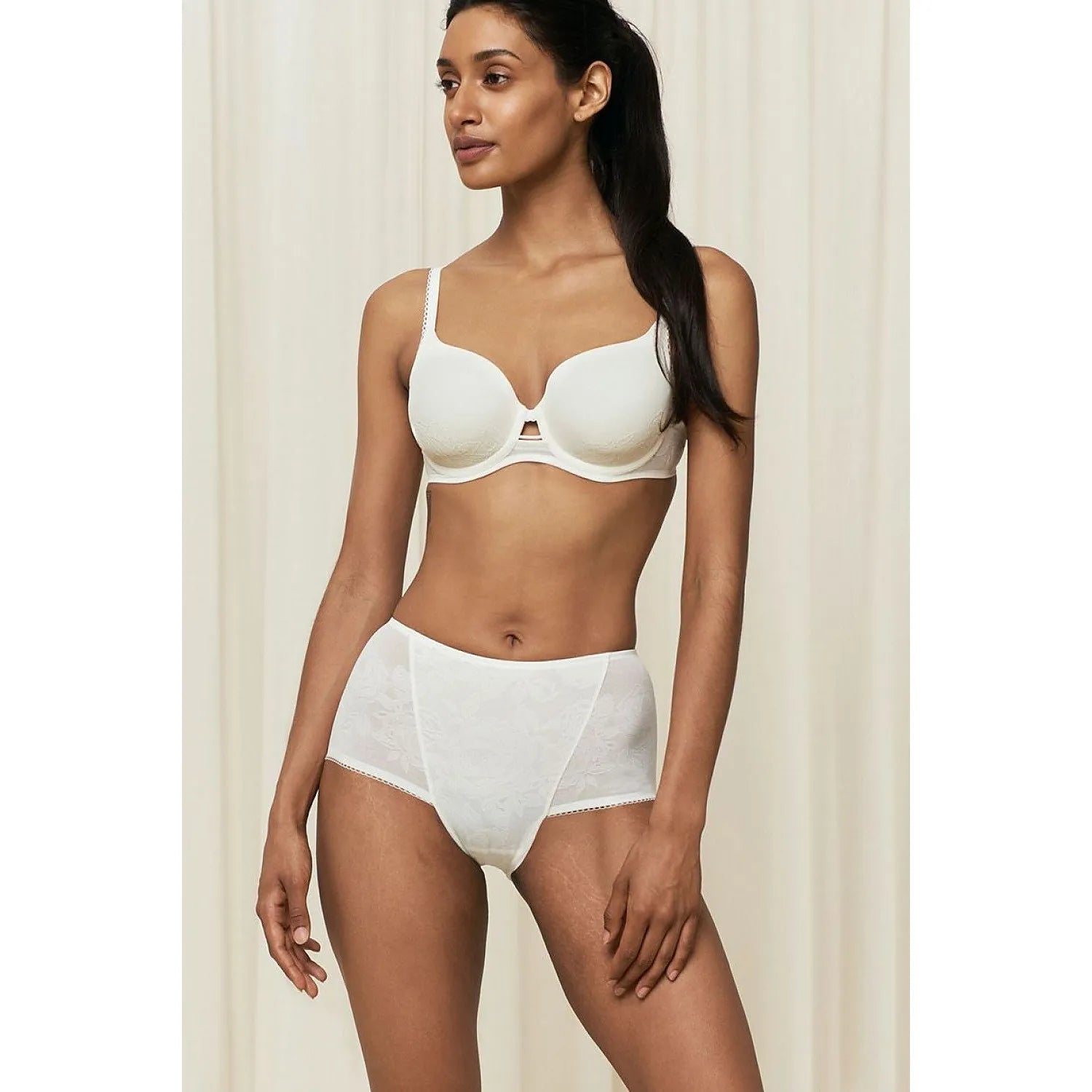 Culotte taille haute dentelle blanche, élégante et confortable, modèle Wild Rose Sensation, sur mannequin.