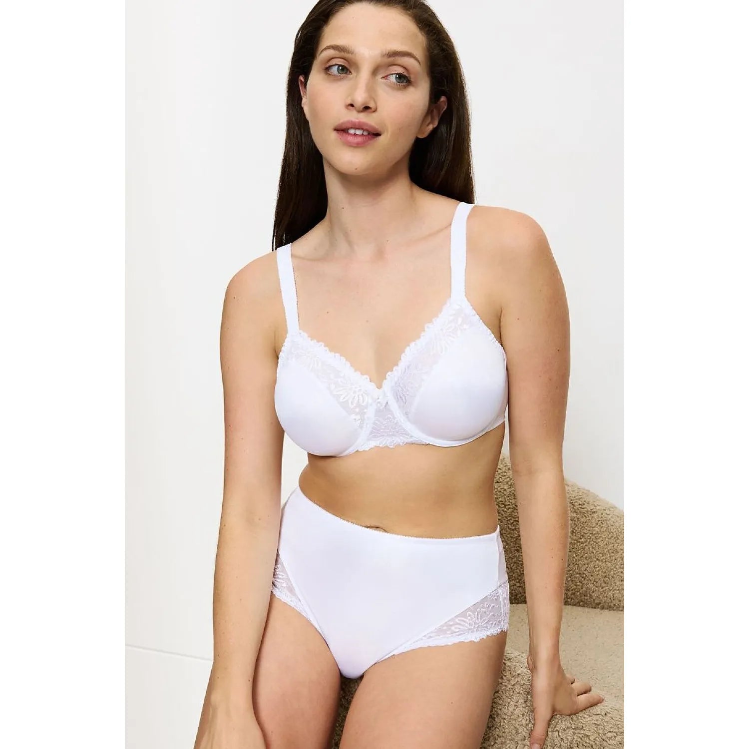 Culotte taille haute dentelle noire Ladyform 10210671, élégante et confortable, sublimant la silhouette féminine.