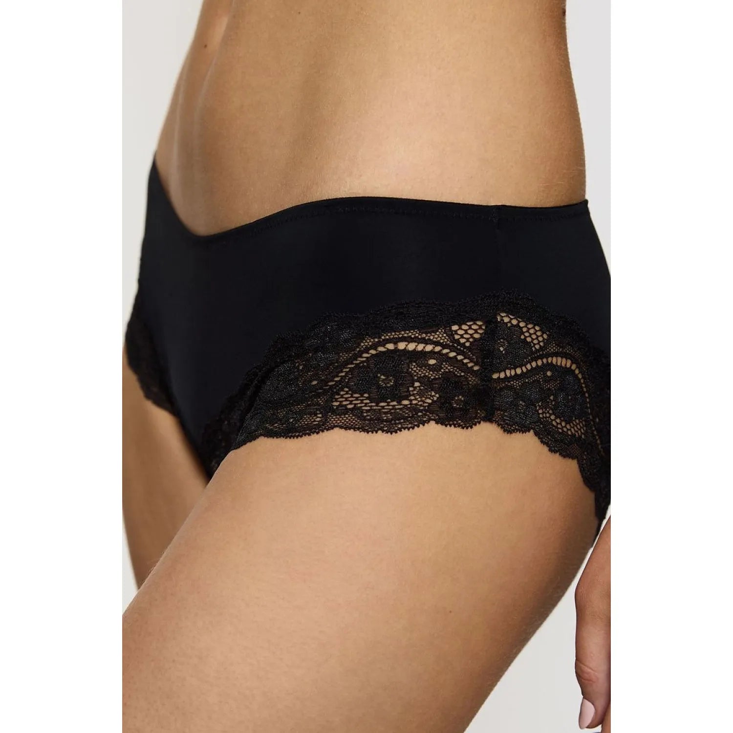 Culotte noire style hanches avec dentelle florale, ajustement parfait, confort quotidien pour femmes.