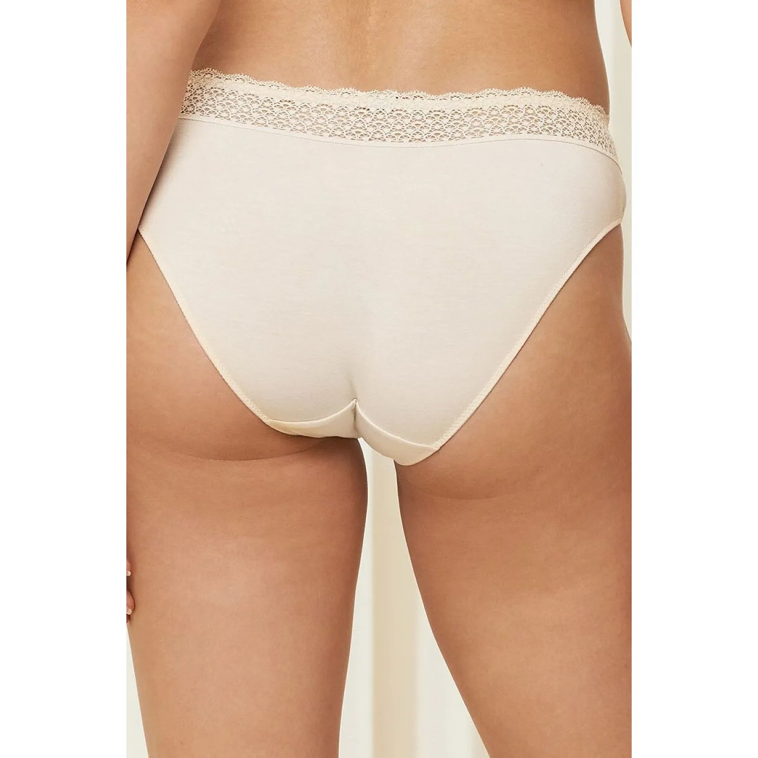 Culotte beige Triumph modèle 229515, taille moyenne, dentelle à la taille, en modal doux et respirant pour confort optimal.