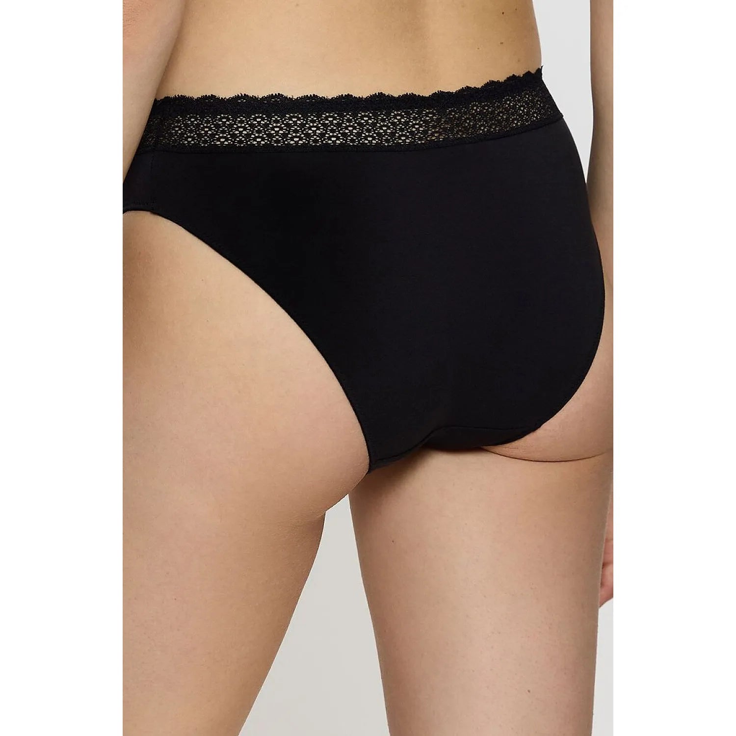 Culotte noire Triumph modèle 229516 en modal doux, taille moyenne, dentelle à la ceinture, coupe classique et confortable.
