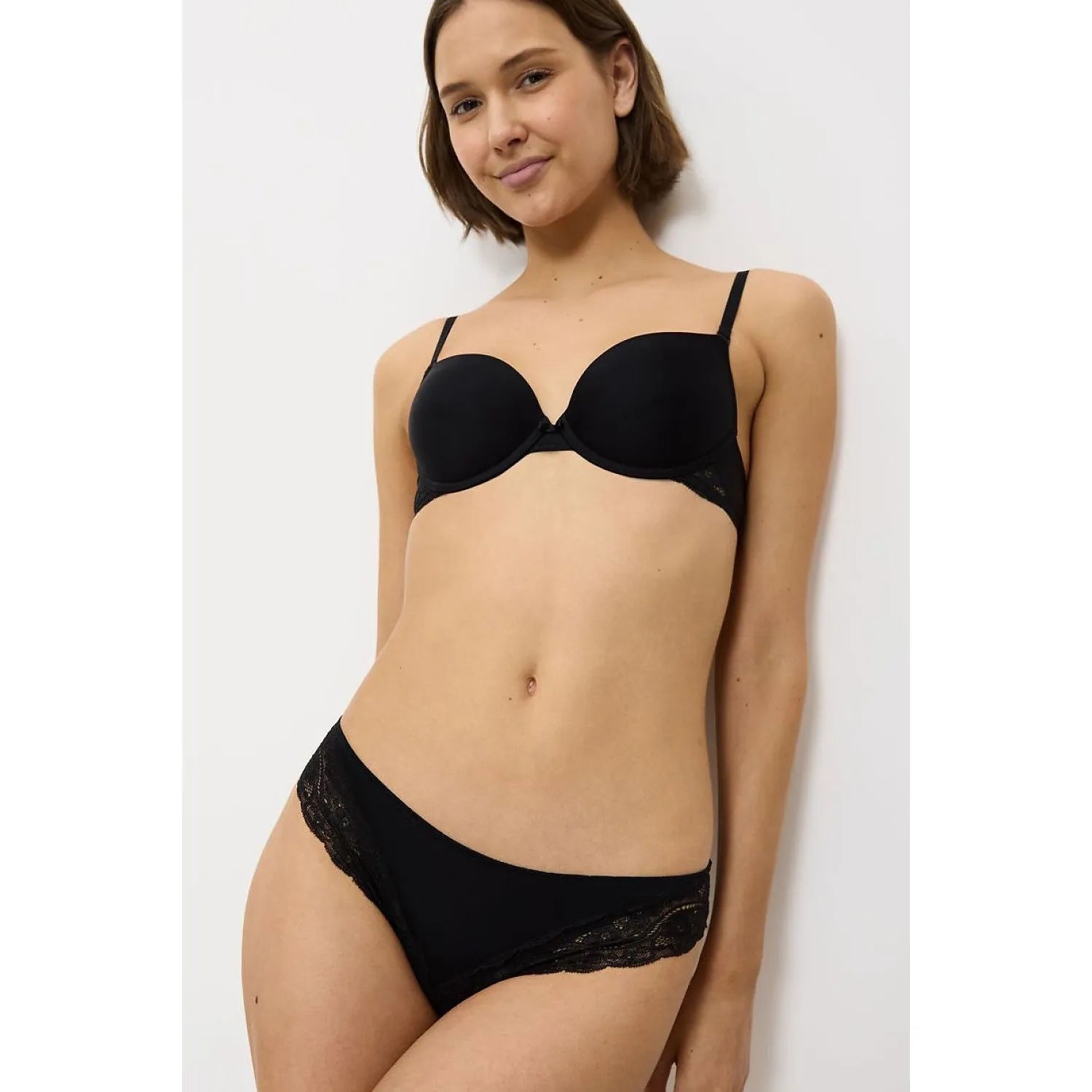 Culottes noires Triumph Lovely Micro, coupe tai, taille haute, dentelle subtile, élégance et confort quotidien.