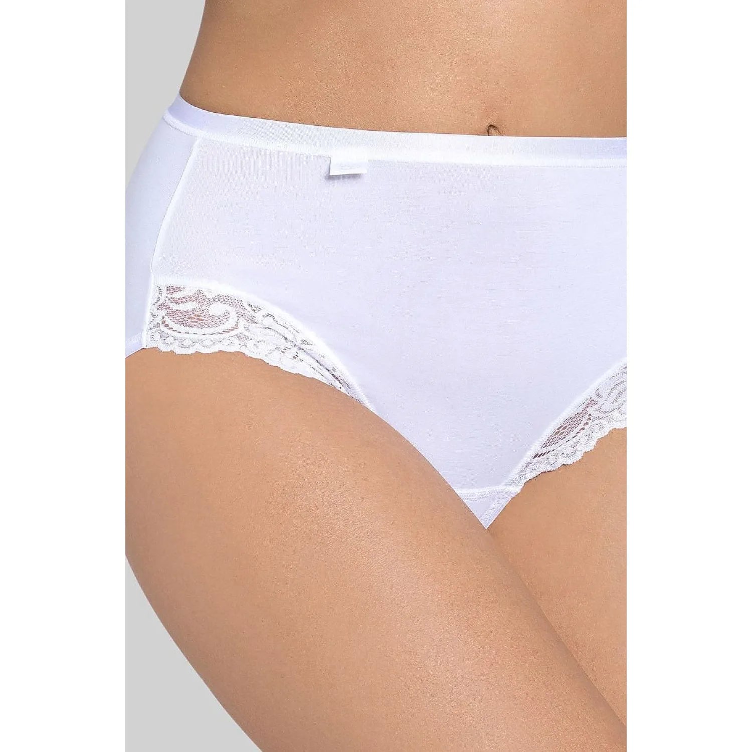 Culotte Sloggi blanche, taille haute, dentelle délicate sur les côtés, coton Supima, confort et élégance, modèle 229948.