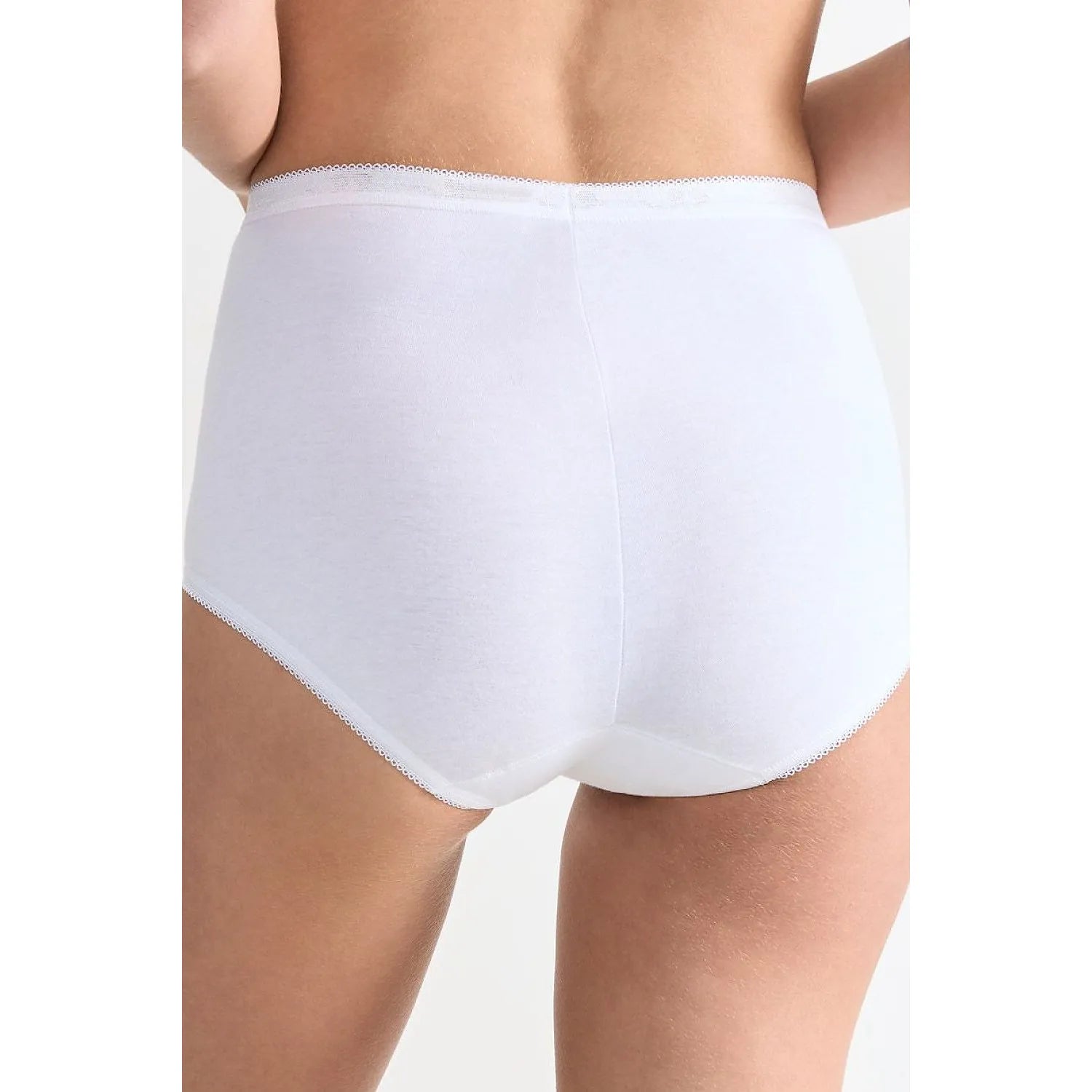Culotte blanche classique Sloggi en coton lycra, coupe ajustée, vue arrière, confort optimal et liberté de mouvement.