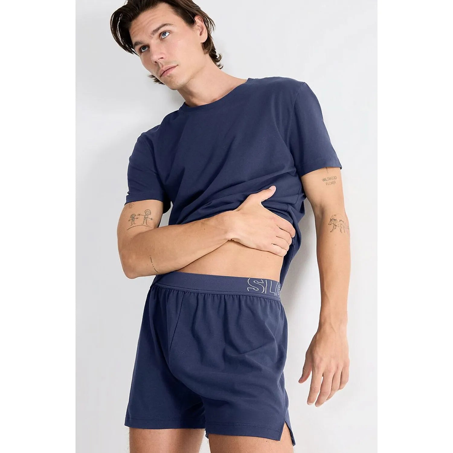Boxer homme bleu marine Sloggi en coton bio, coupe moderne, confort respirant, modèle portant le boxer avec assurance.