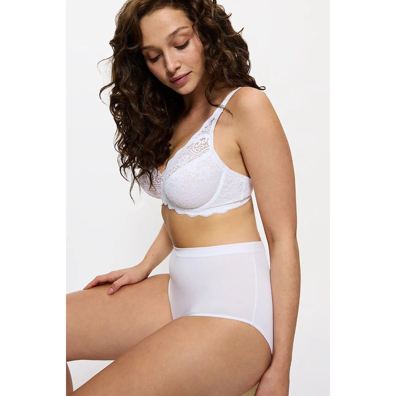 Culottes blanches taille haute en modal, design minimaliste, confort optimal, mettant en valeur la taille et les hanches.