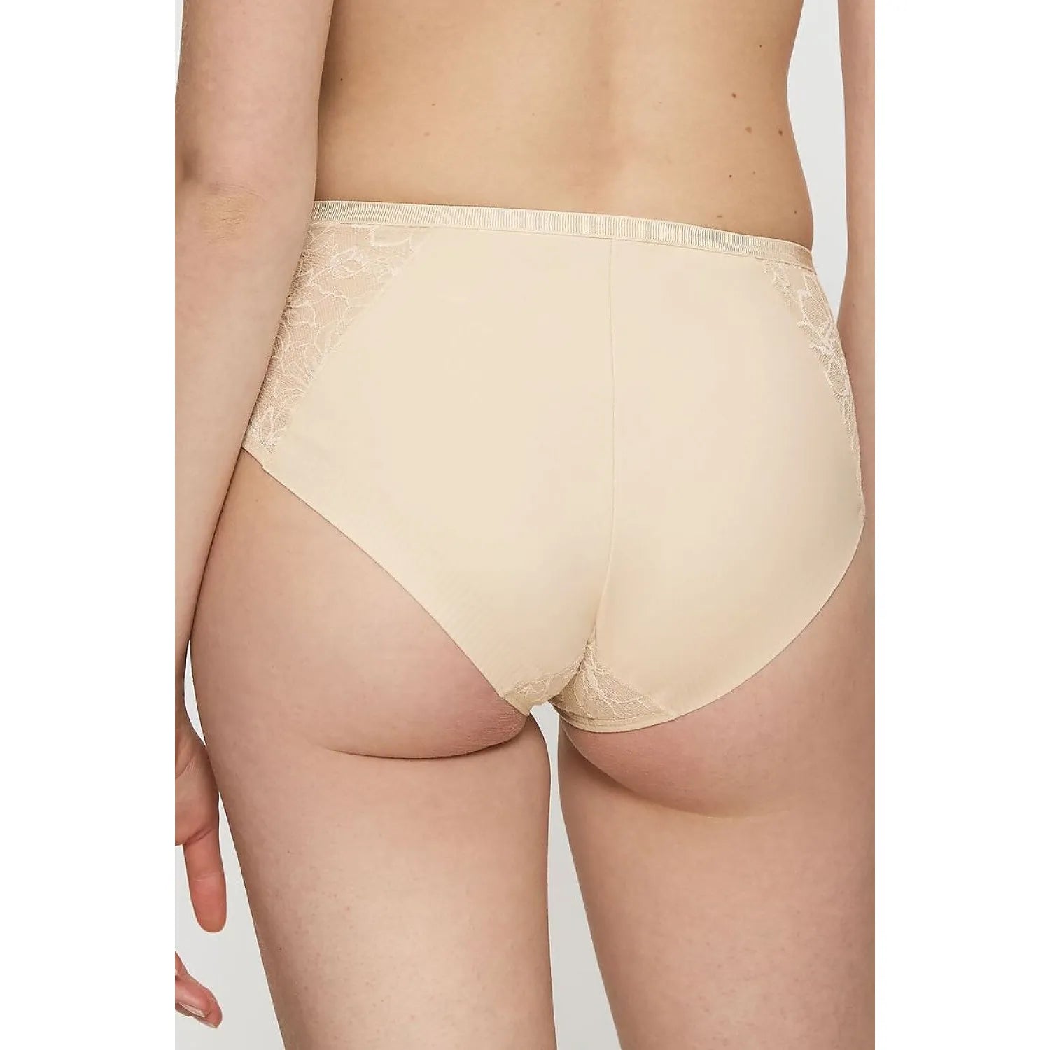 Culotte maxi beige Triumph Amourette Charm, dentelle délicate, taille haute, côtés larges, confort quotidien.
