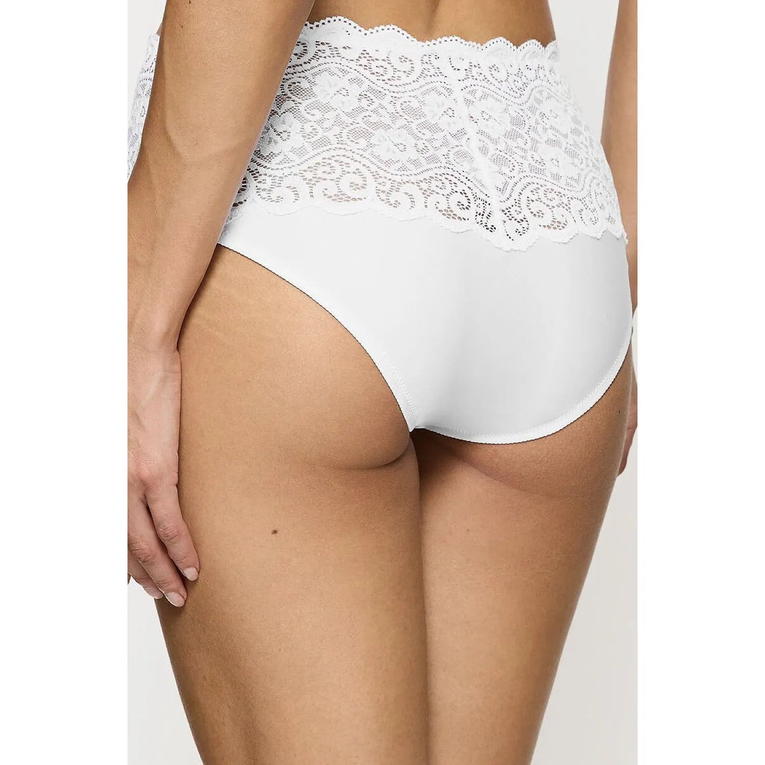 Culottes blanches Triumph Amourette Maxi en dentelle, taille haute, microfibre douce, ajustement parfait, élégance raffinée.