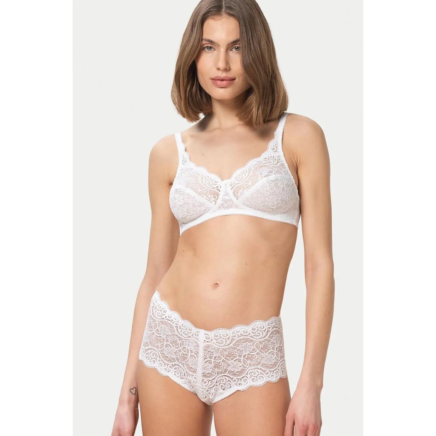 Culotte blanche Triumph Amourette 300 Maxi avec dentelle florale délicate, taille haute, côtés larges, élégance féminine.