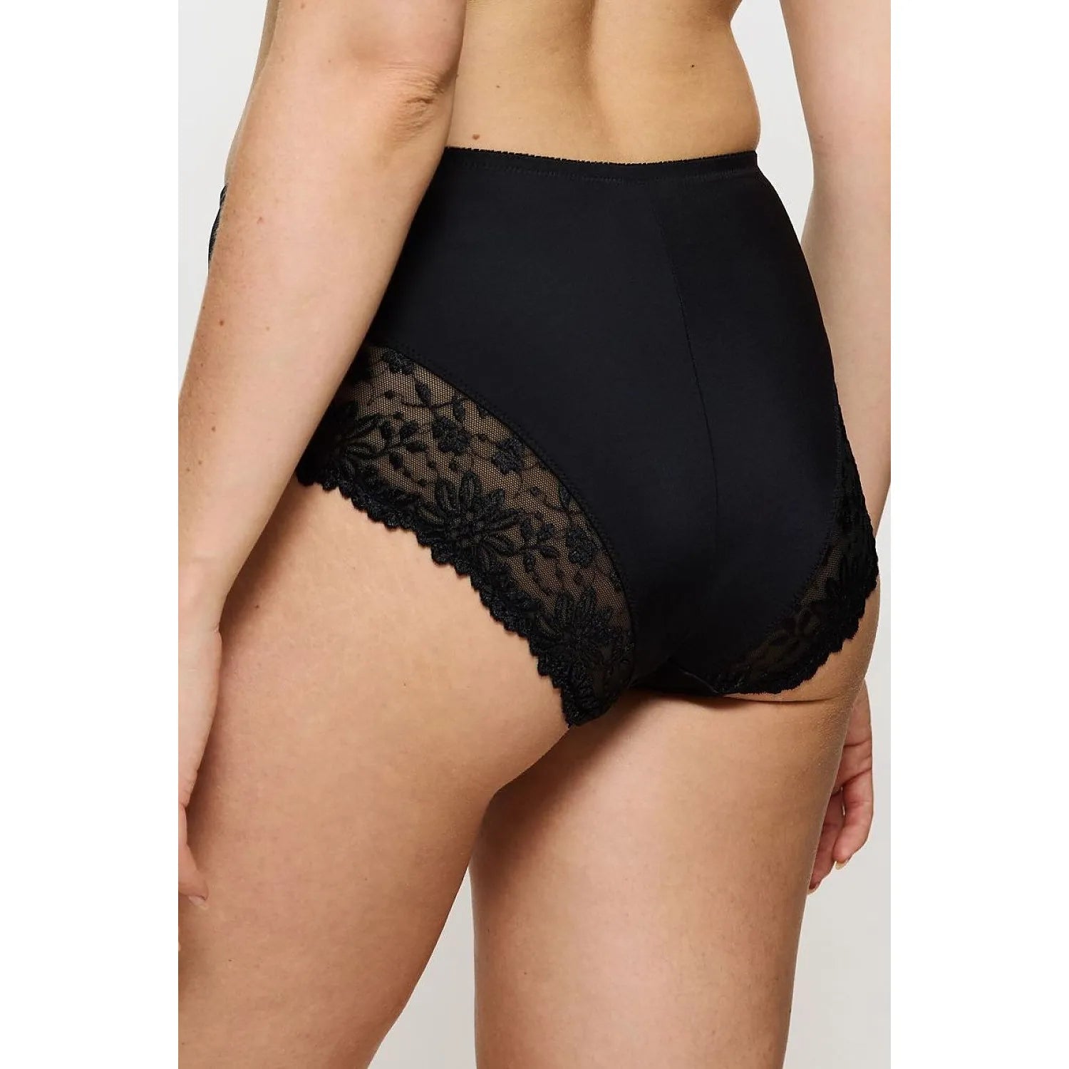 Culottes noires taille haute Triumph 230017 avec dentelle délicate, coupe classique, élégance et confort pour femmes.