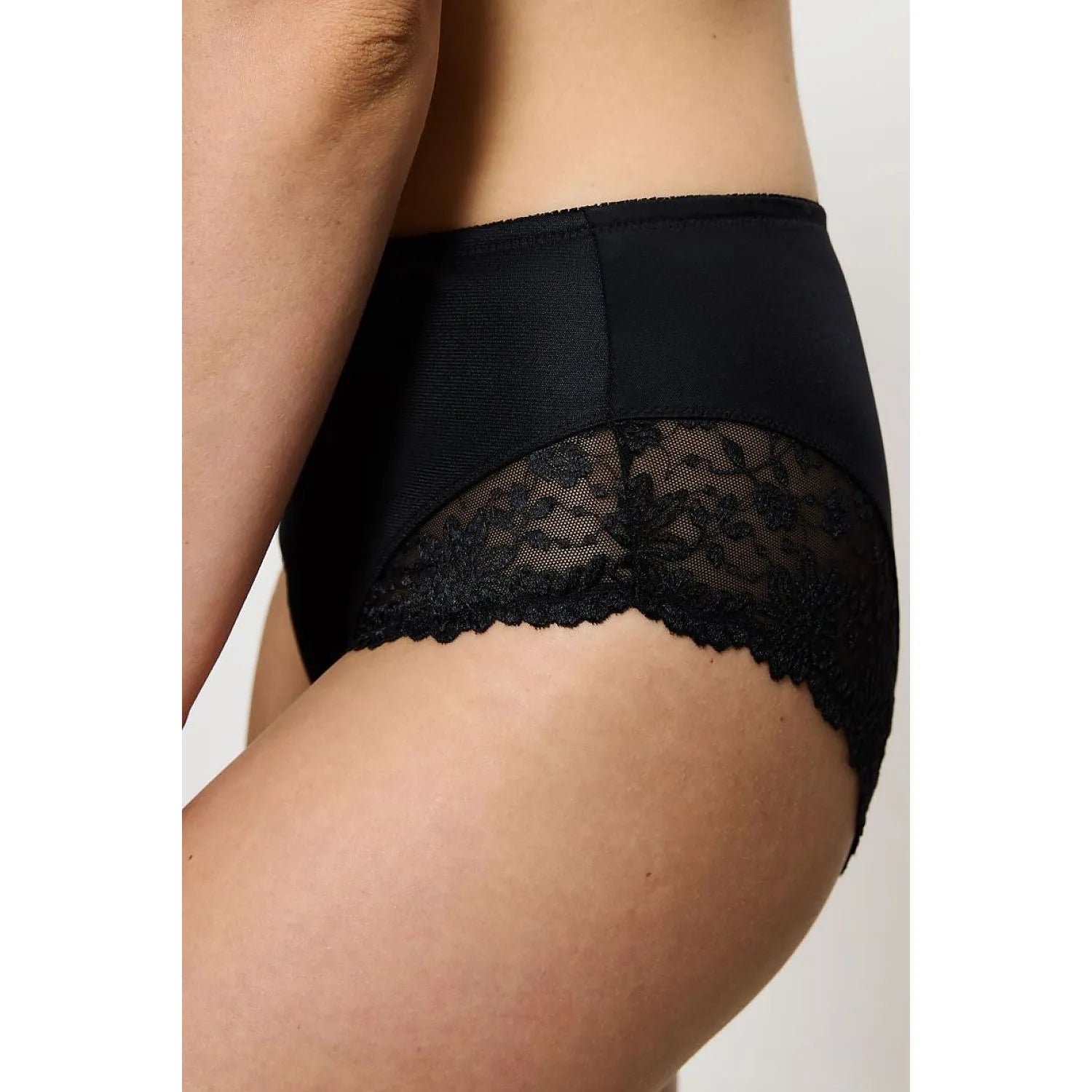 Culotte taille haute noire Triumph modèle 230017 avec dentelle délicate, coupe élégante et confortable pour femmes.