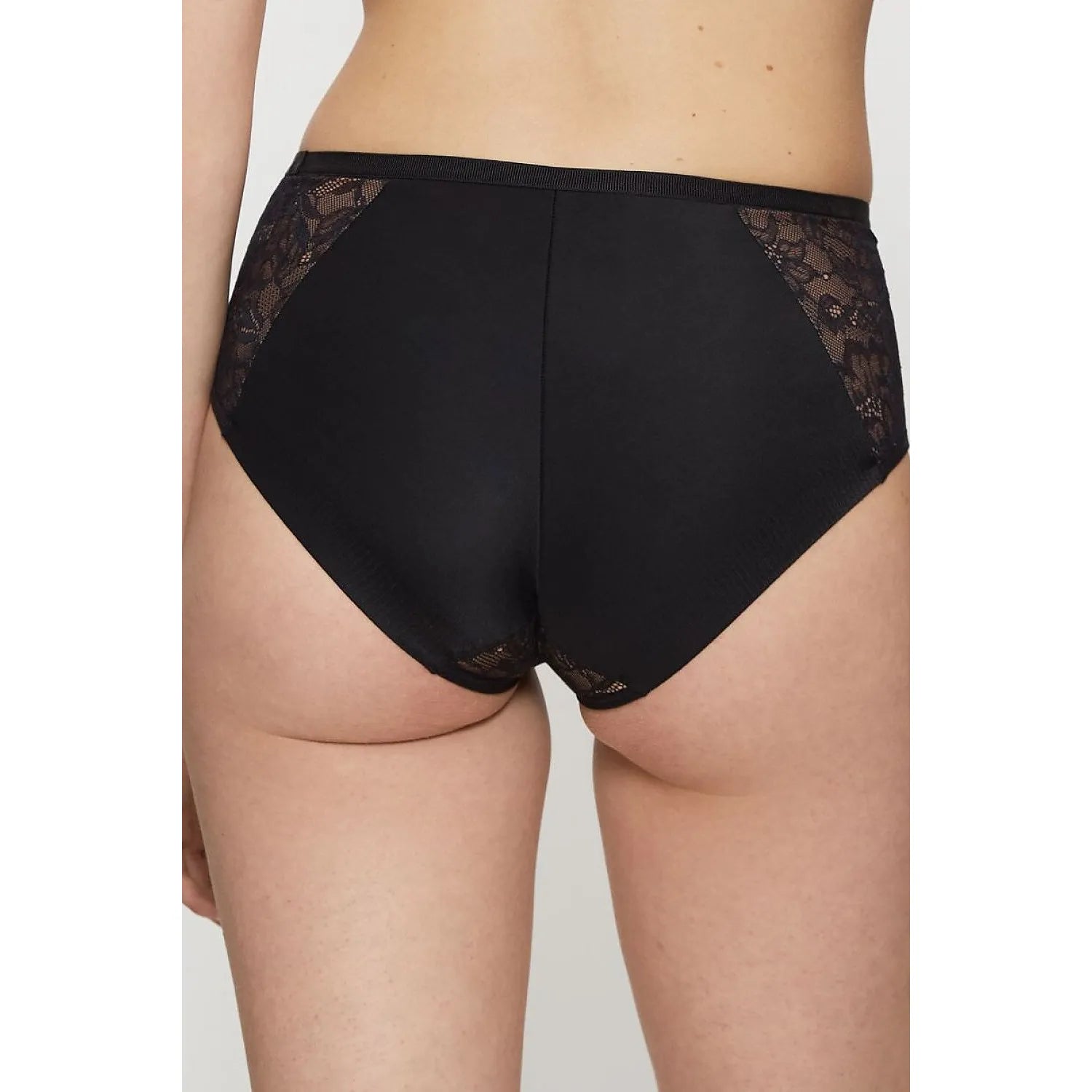 Culotte noire Triumph Amourette Charm Maxi, dentelle délicate sur les côtés, taille haute, ajustement confortable.