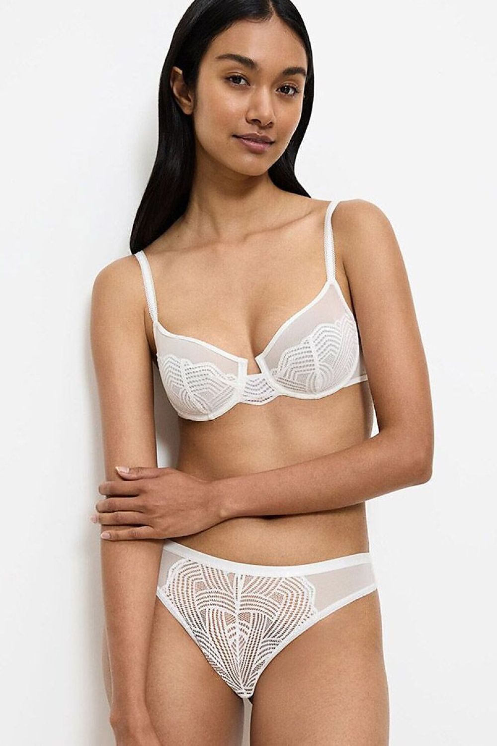 Culotte brésilienne blanche Triumph avec dentelle délicate, bande élastique fine, coupe féminine élégante et confortable.