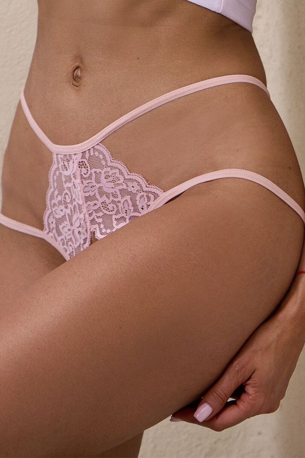 Culotte ouverte en dentelle rose, motif élégant, coupe sensuelle, souligne la silhouette, lingerie féminine séduisante.